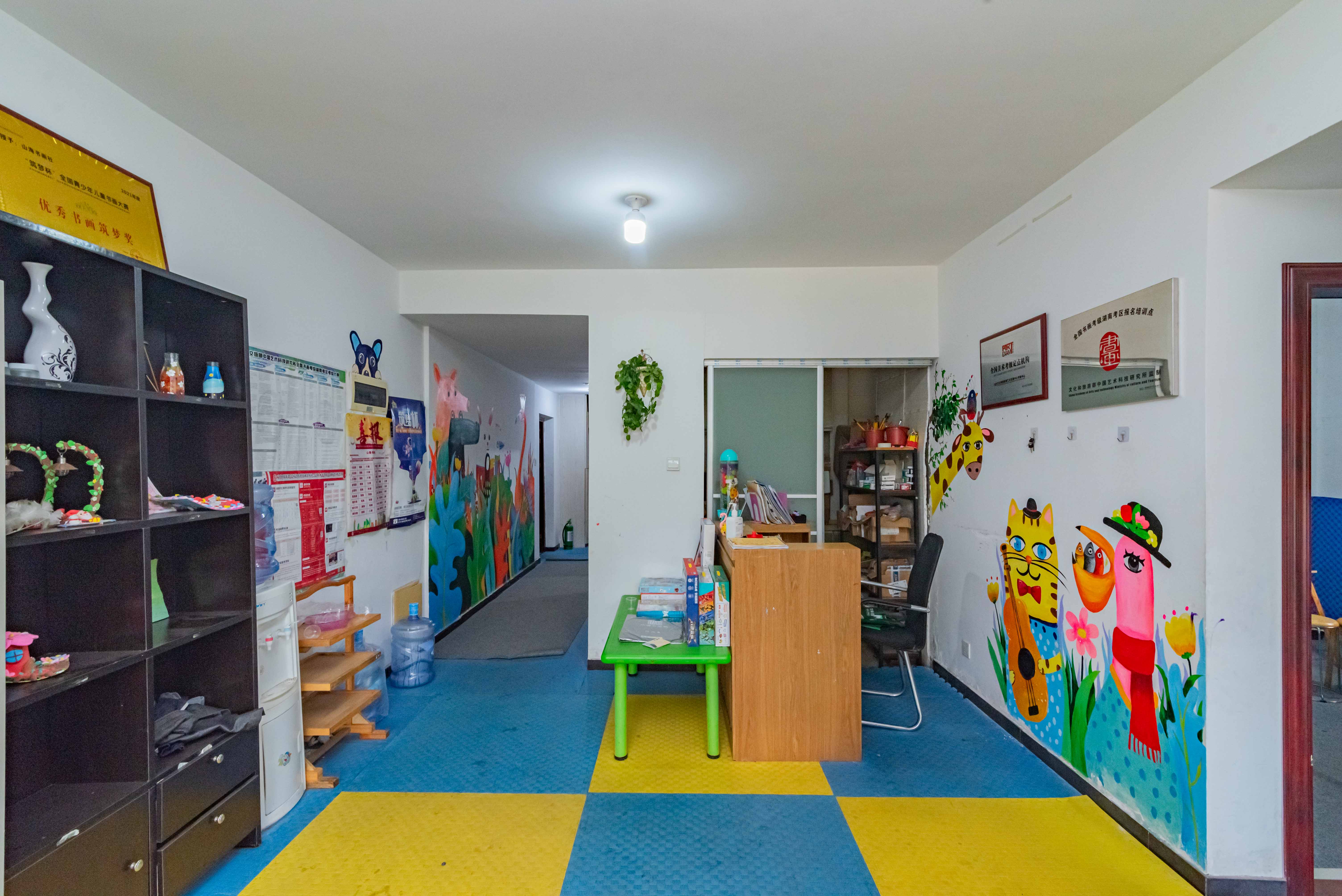 悦湖山 4室2厅2卫 67.0万 悦湖山 4室2厅2卫 67.0万客厅