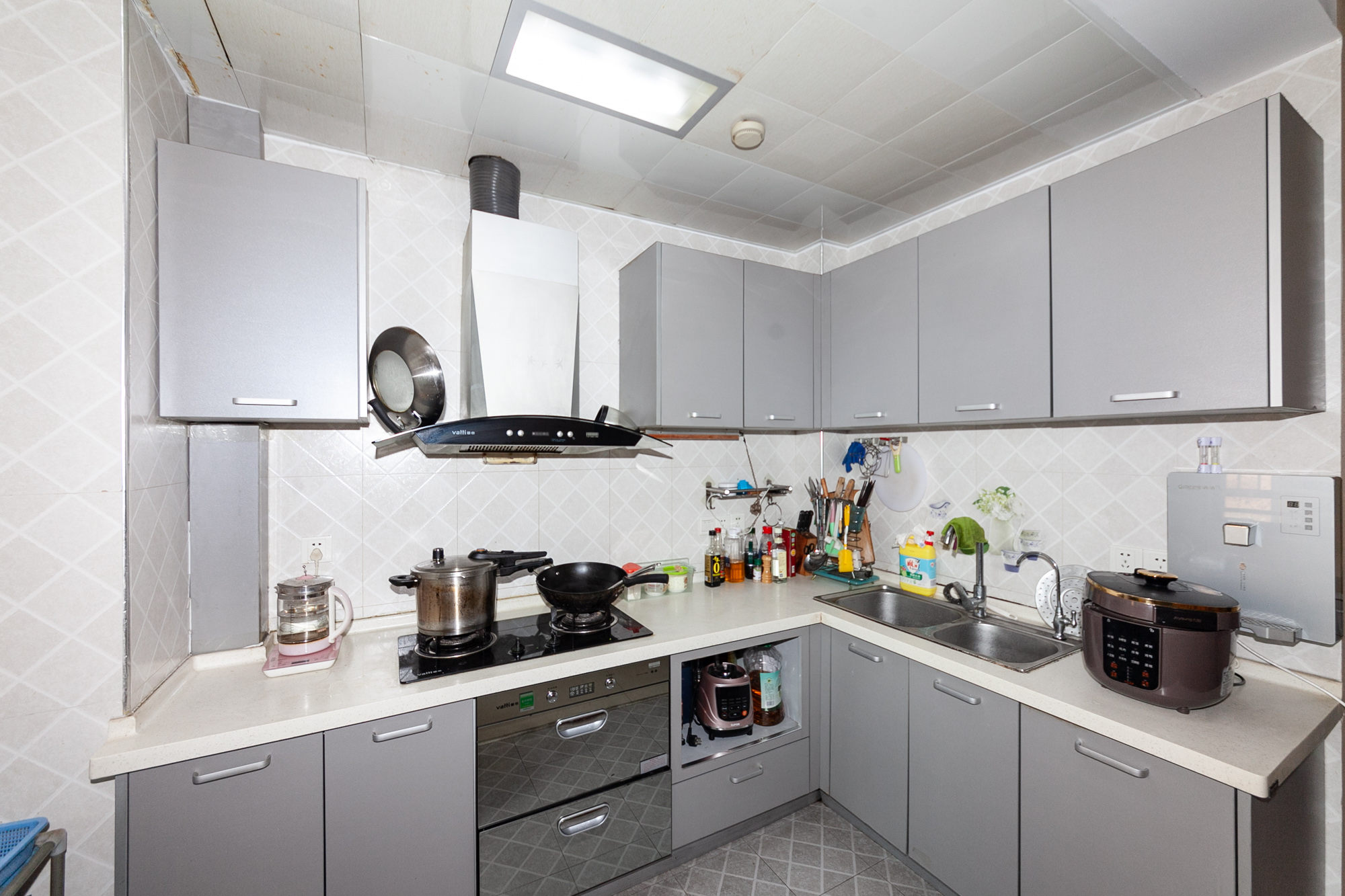 珠江东方明珠(新地东方明珠)一二期 3室2厅2卫 99.9万 珠江东方明珠(新地东方明珠)一二期 3室2厅2卫 99.9万厨房