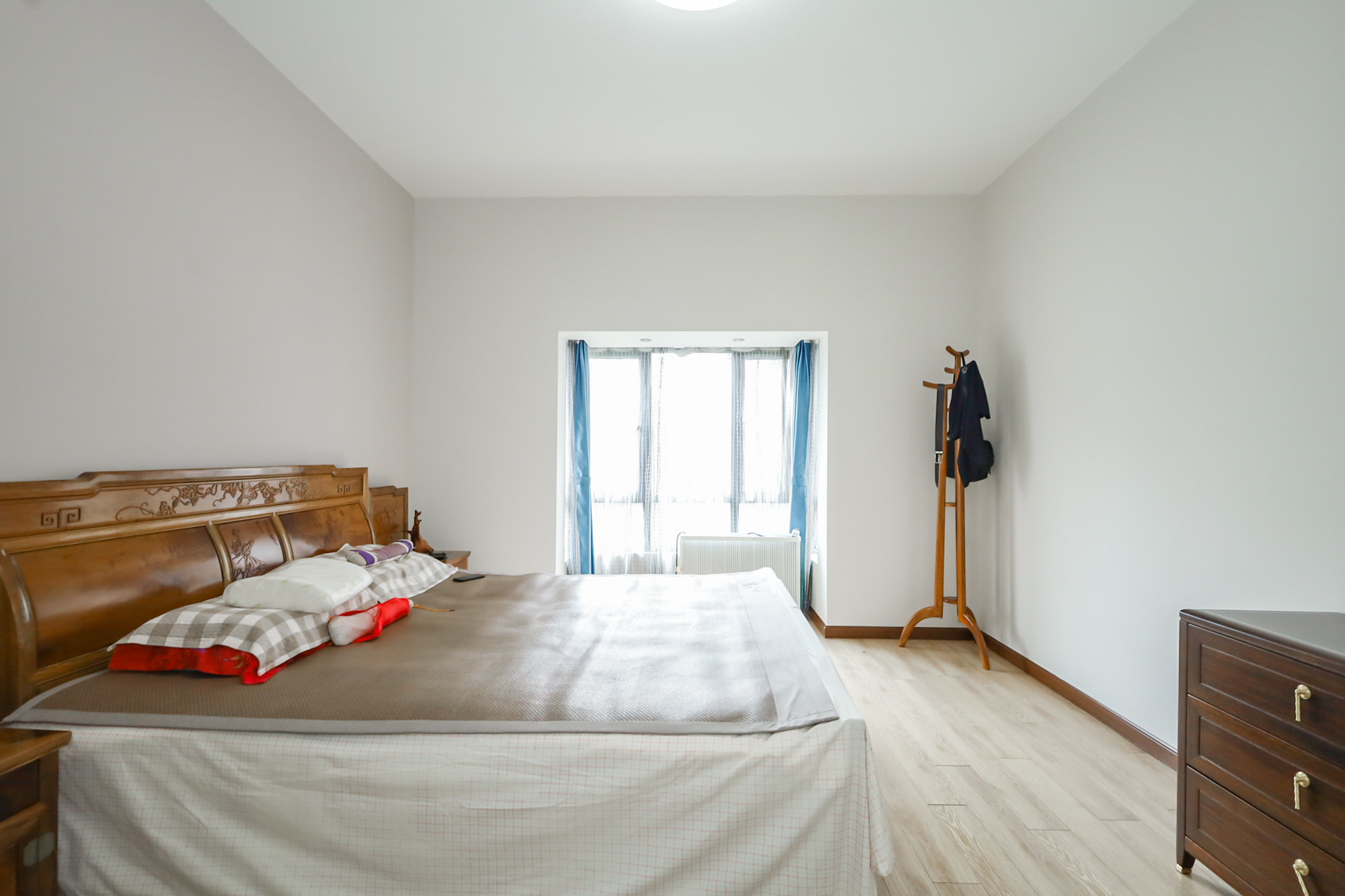 八方小区D区  4室2厅2卫   480.00万卧室
