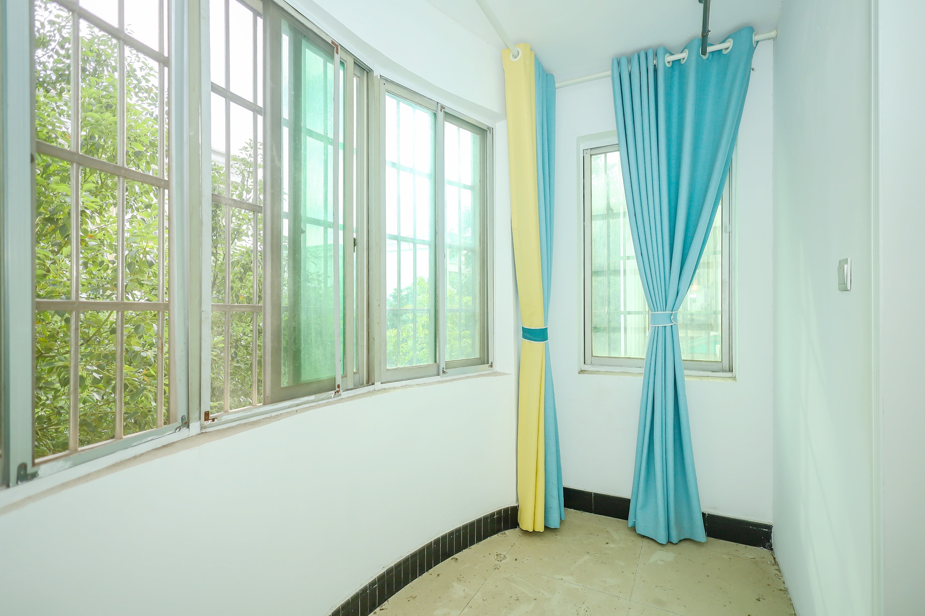 中南汽车世界  2室2厅1卫    37.0万 中南汽车世界  2室2厅1卫    37.0万阳台