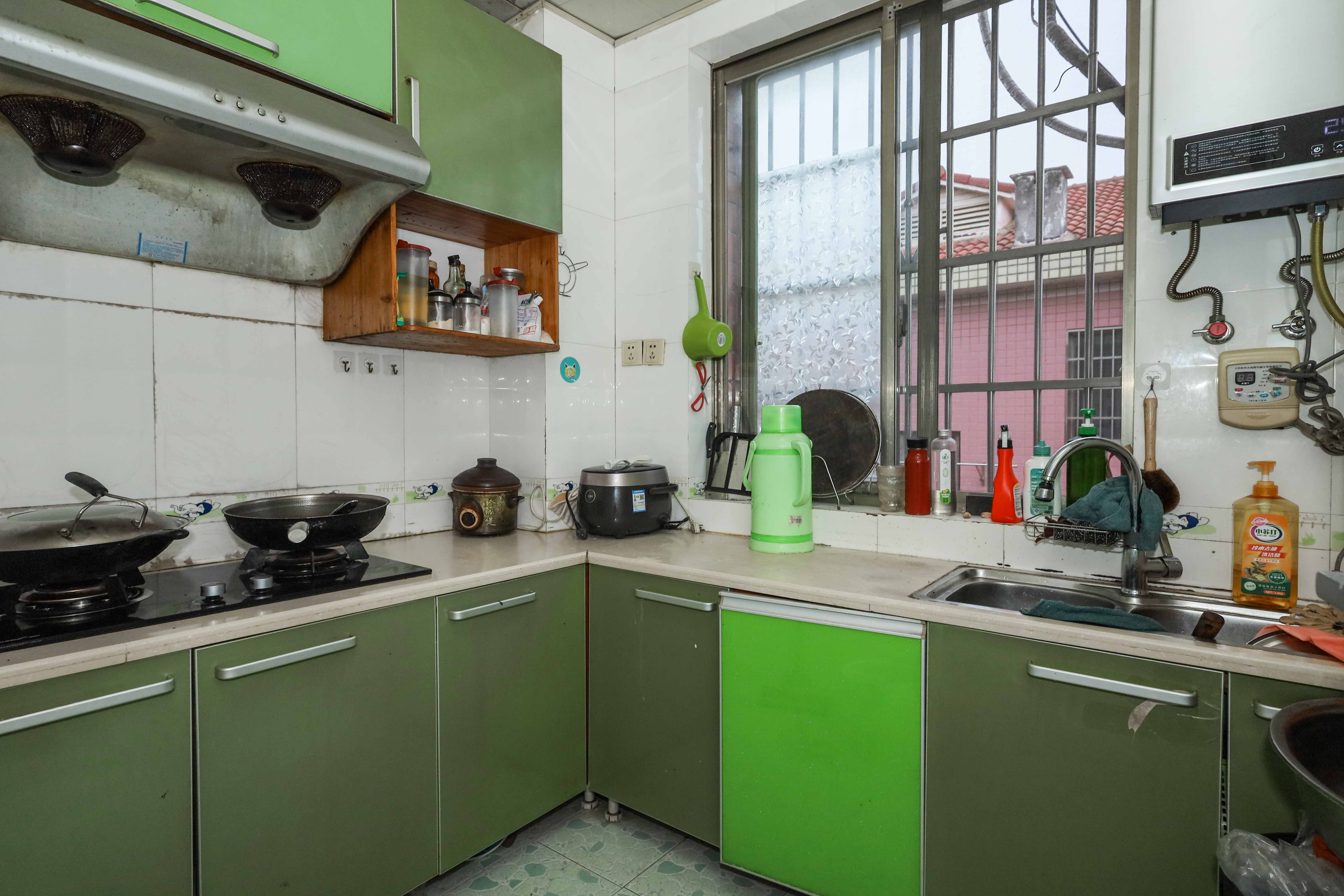 雷锋机电市场一期  2室2厅1卫    46.0万厨房