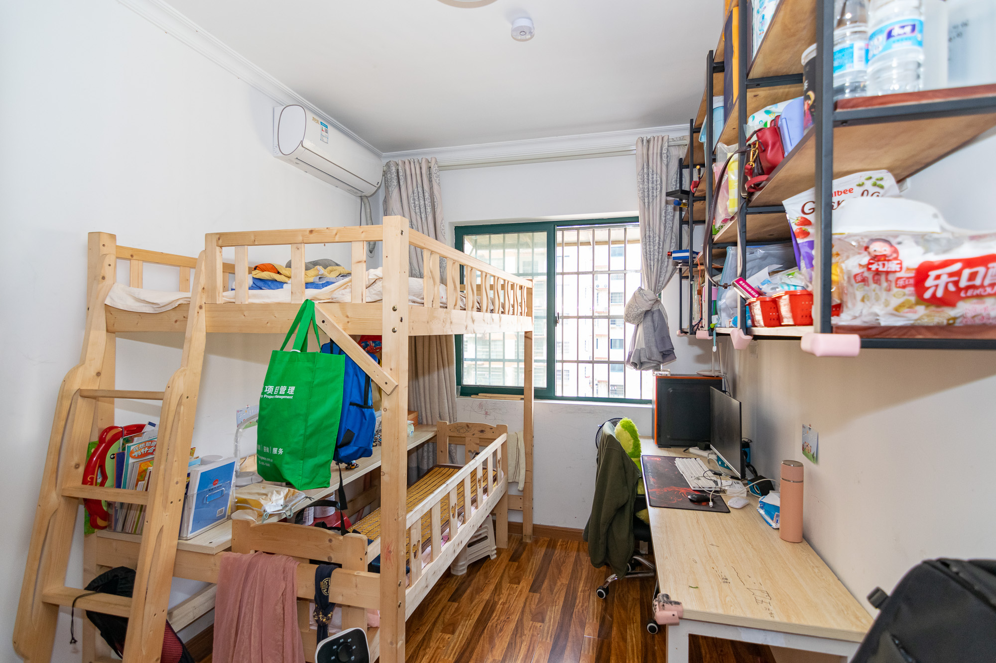 红建滨水铭城  4室2厅2卫    83.6万卧室