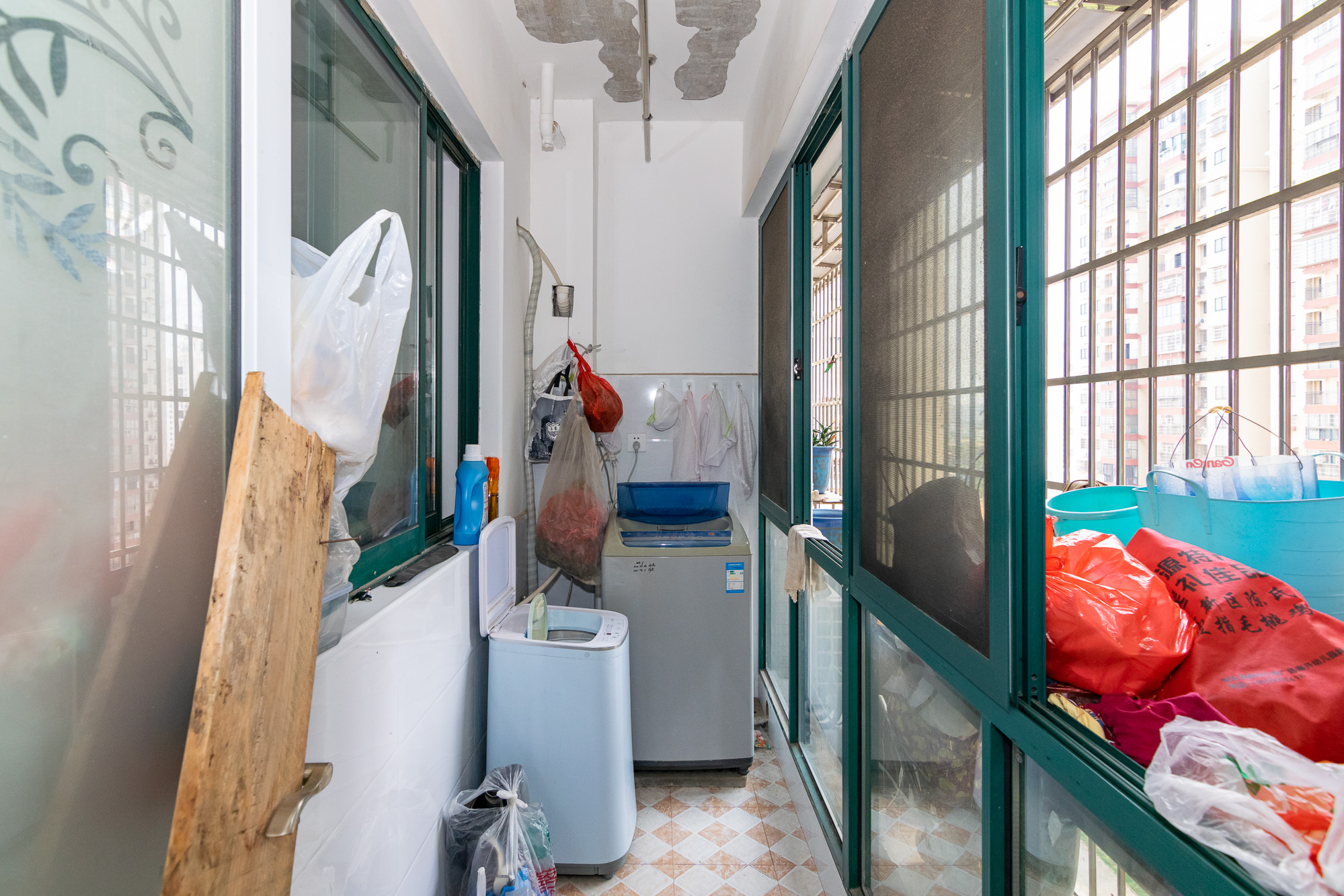 红建滨水铭城  4室2厅2卫    83.6万阳台