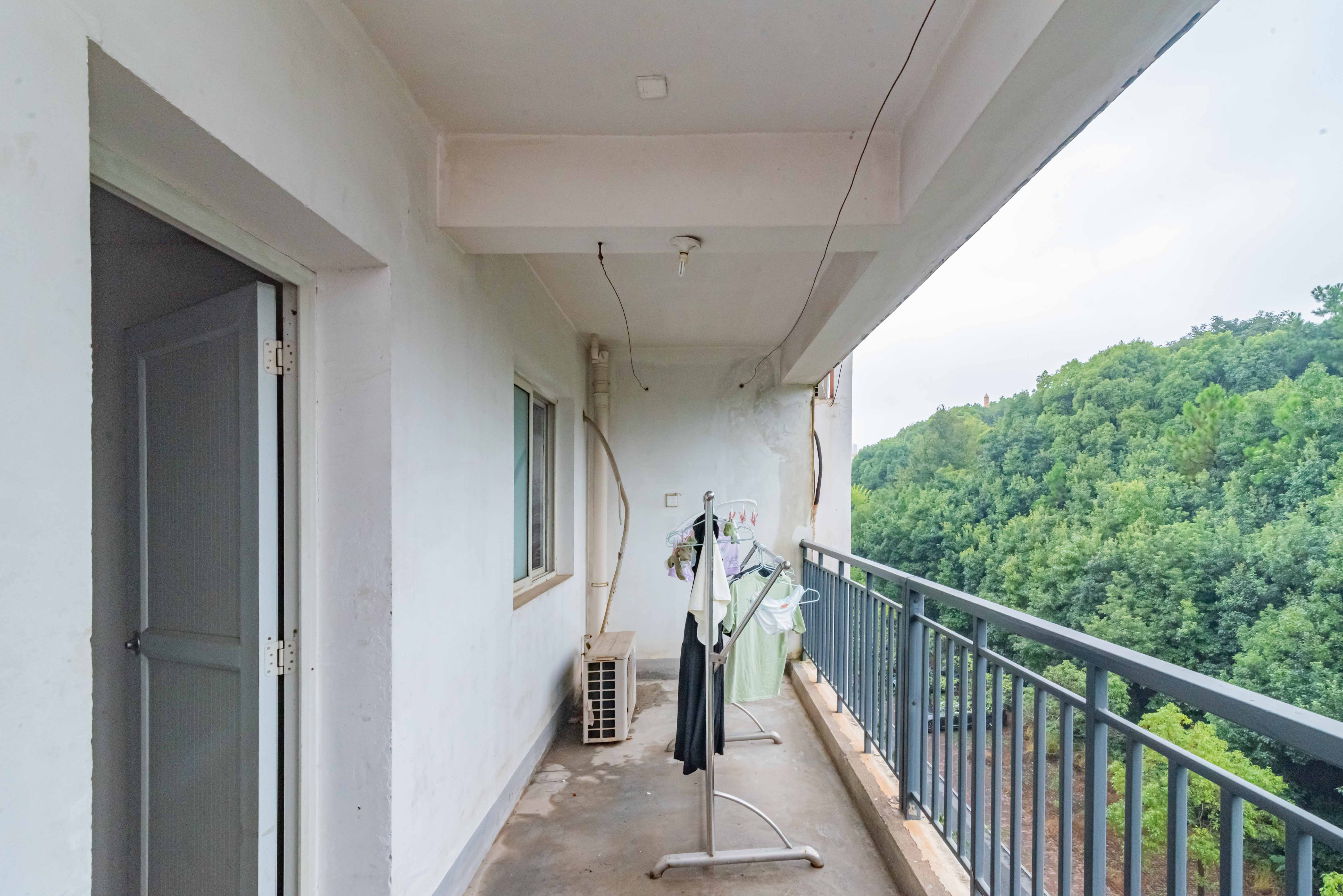 学府华庭  3室2厅2卫   75.00万阳台