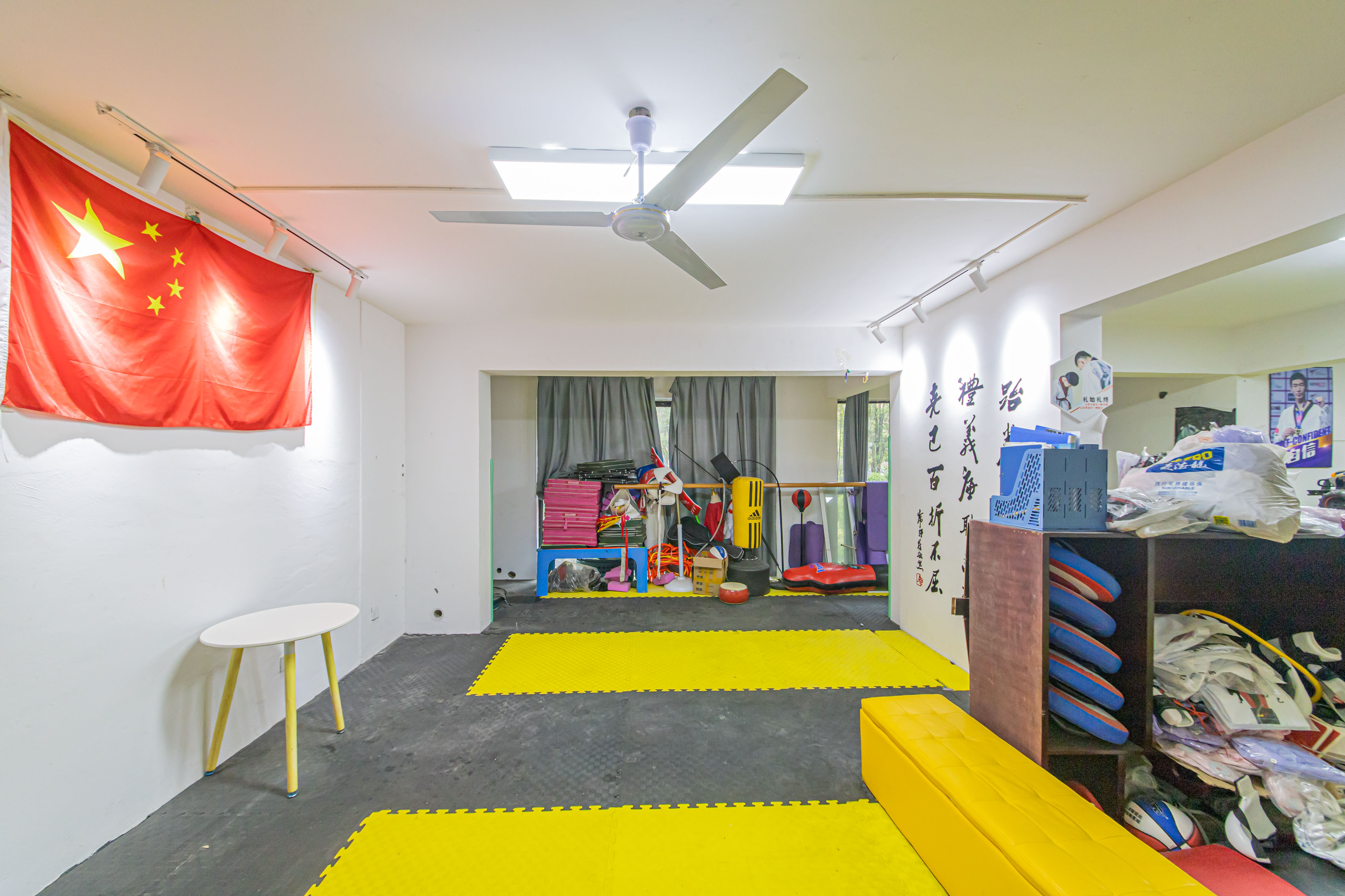 鑫远悦城（鑫远悦时代）  3室2厅2卫    100.0万客厅