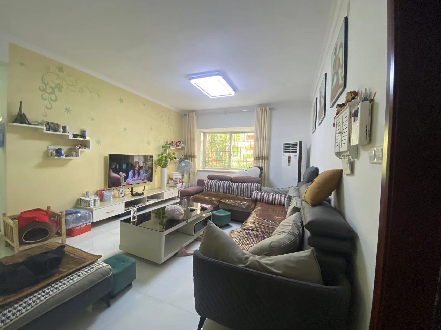 华夏佳园二期 3室2厅2卫 55.0万 华夏佳园二期 3室2厅2卫 55.0万客厅