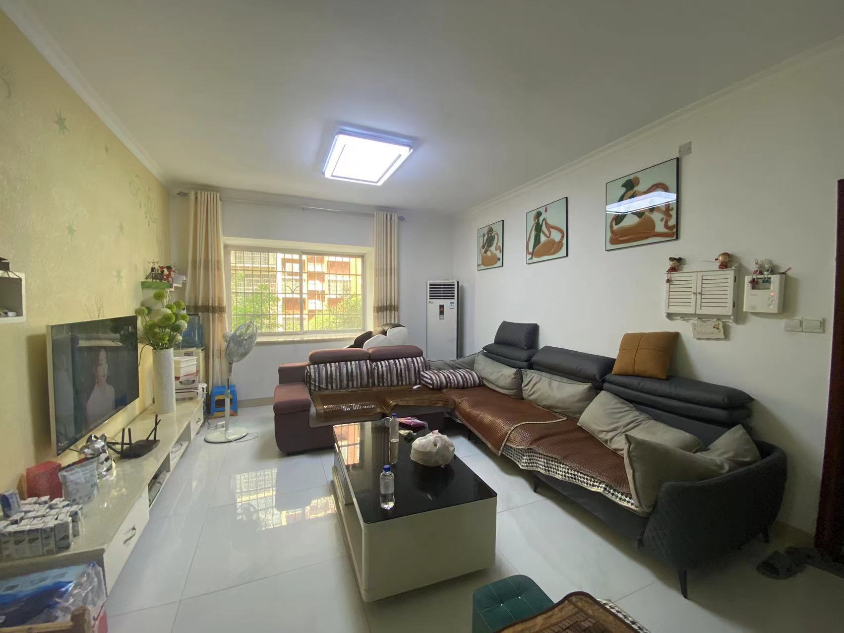 华夏佳园二期 3室2厅2卫 55.0万 华夏佳园二期 3室2厅2卫 55.0万客厅