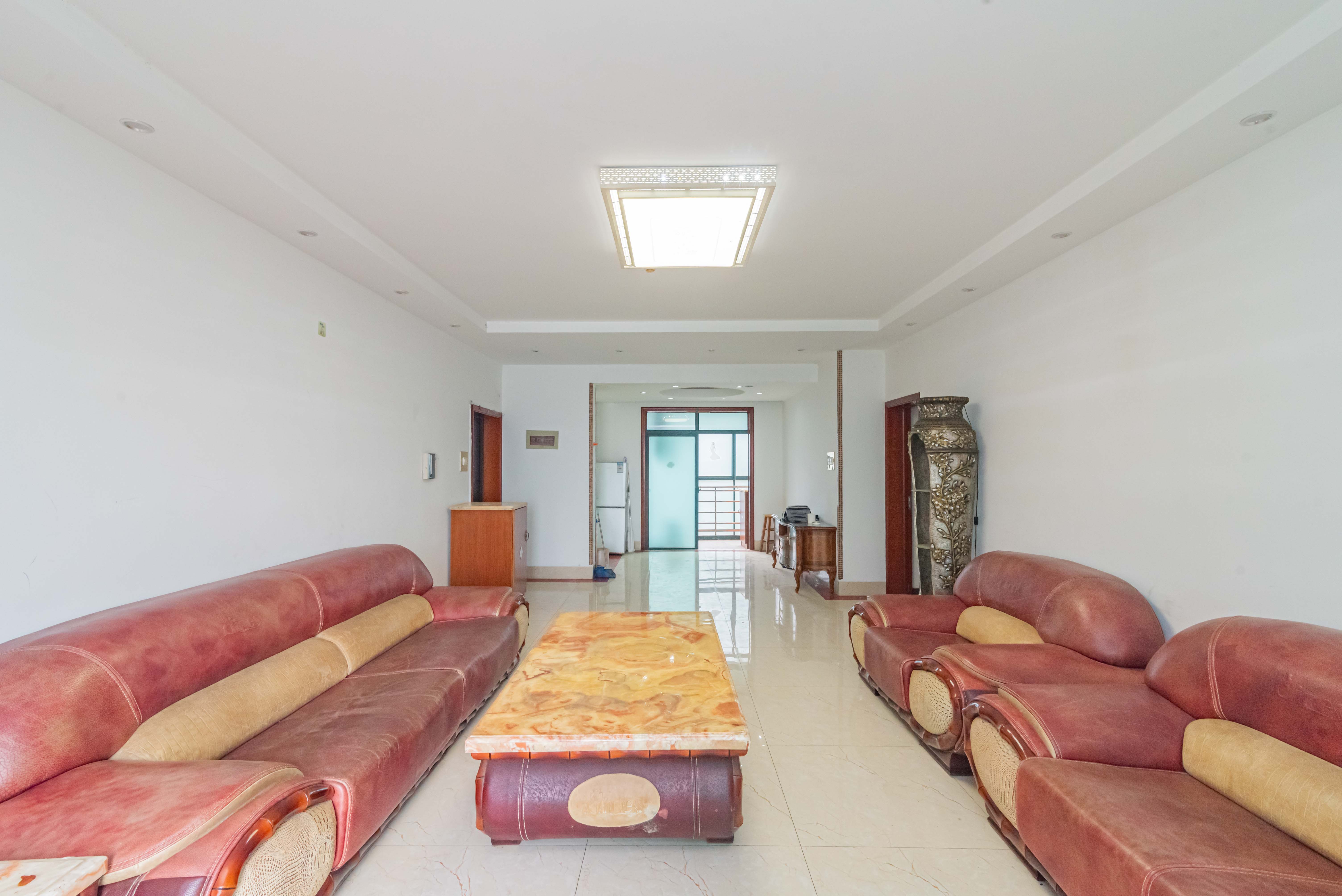 华盛新外滩  4室2厅2卫    220.0万 华盛新外滩  4室2厅2卫    220.0万客厅