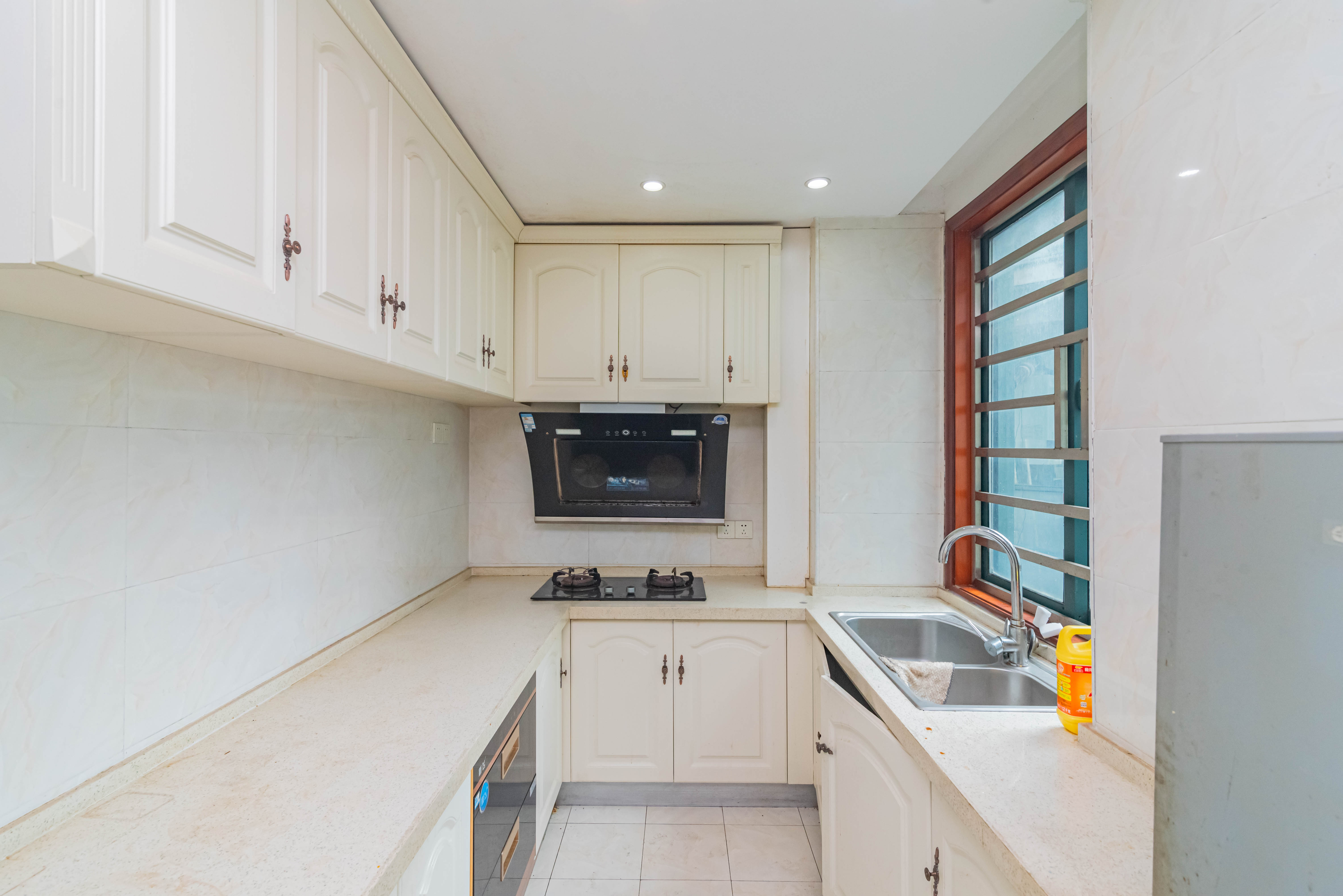 华盛新外滩  4室2厅2卫    220.0万 华盛新外滩  4室2厅2卫    220.0万厨房