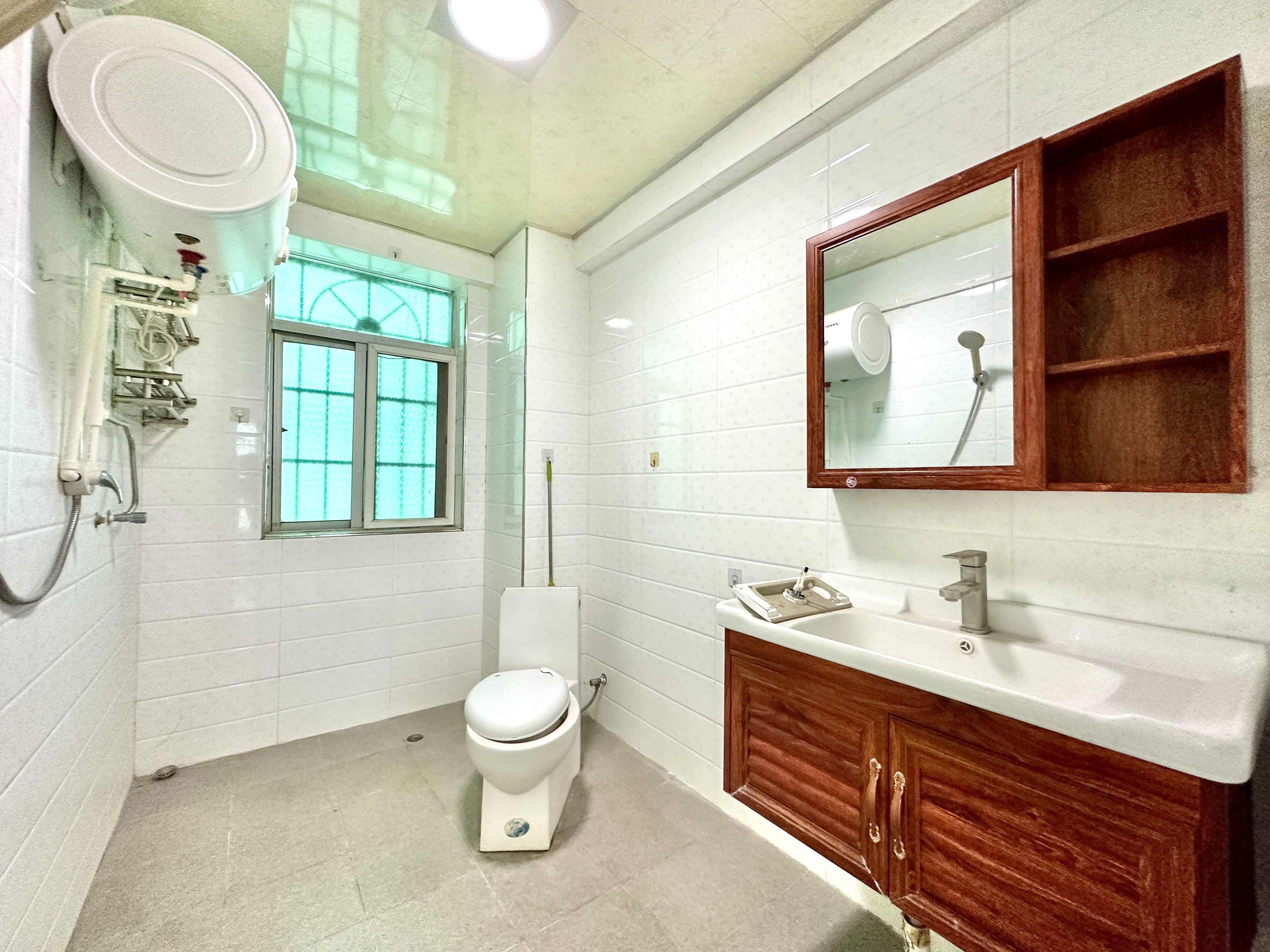 丽晶花园  3室2厅2卫    155.0万 丽晶花园  3室2厅2卫    155.0万卫生间