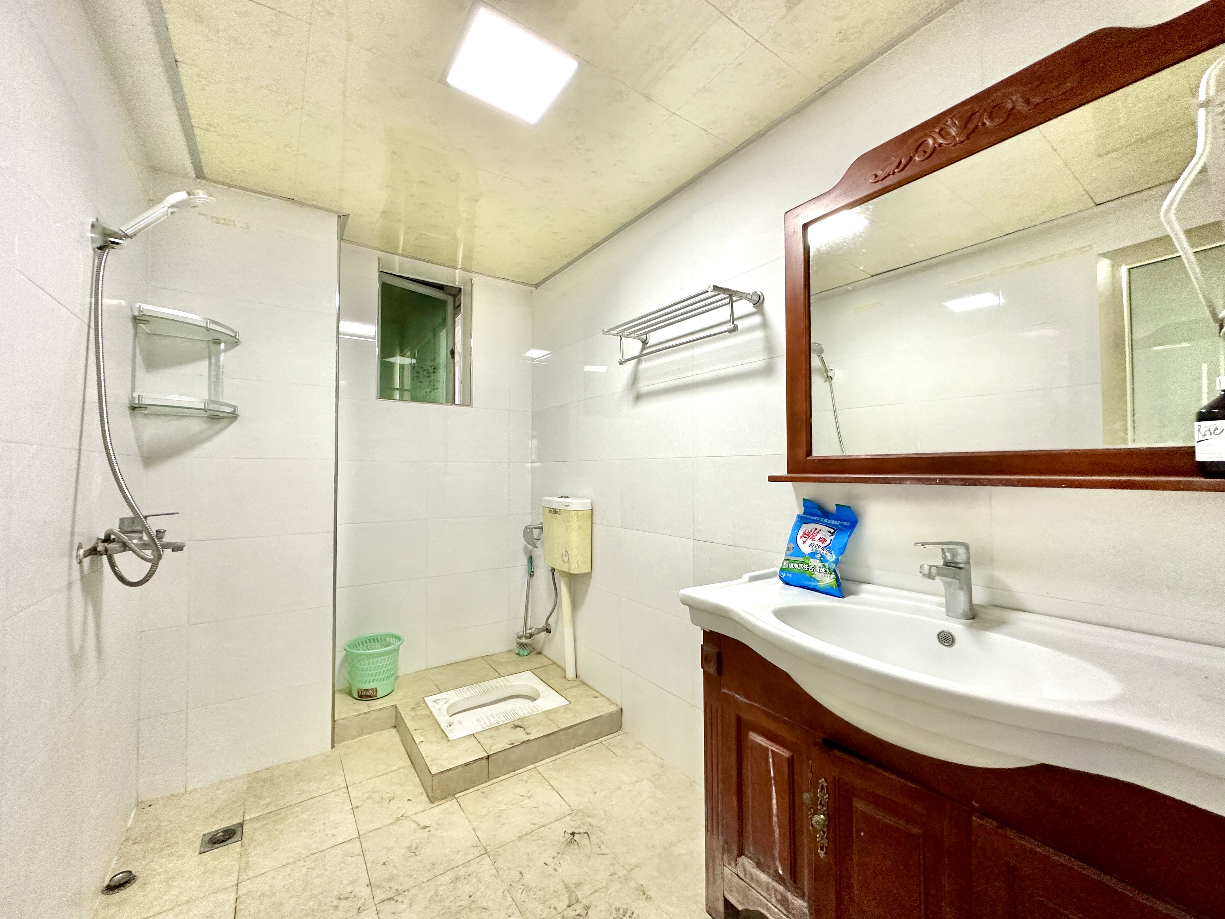 丽晶花园  3室2厅2卫    155.0万 丽晶花园  3室2厅2卫    155.0万卫生间