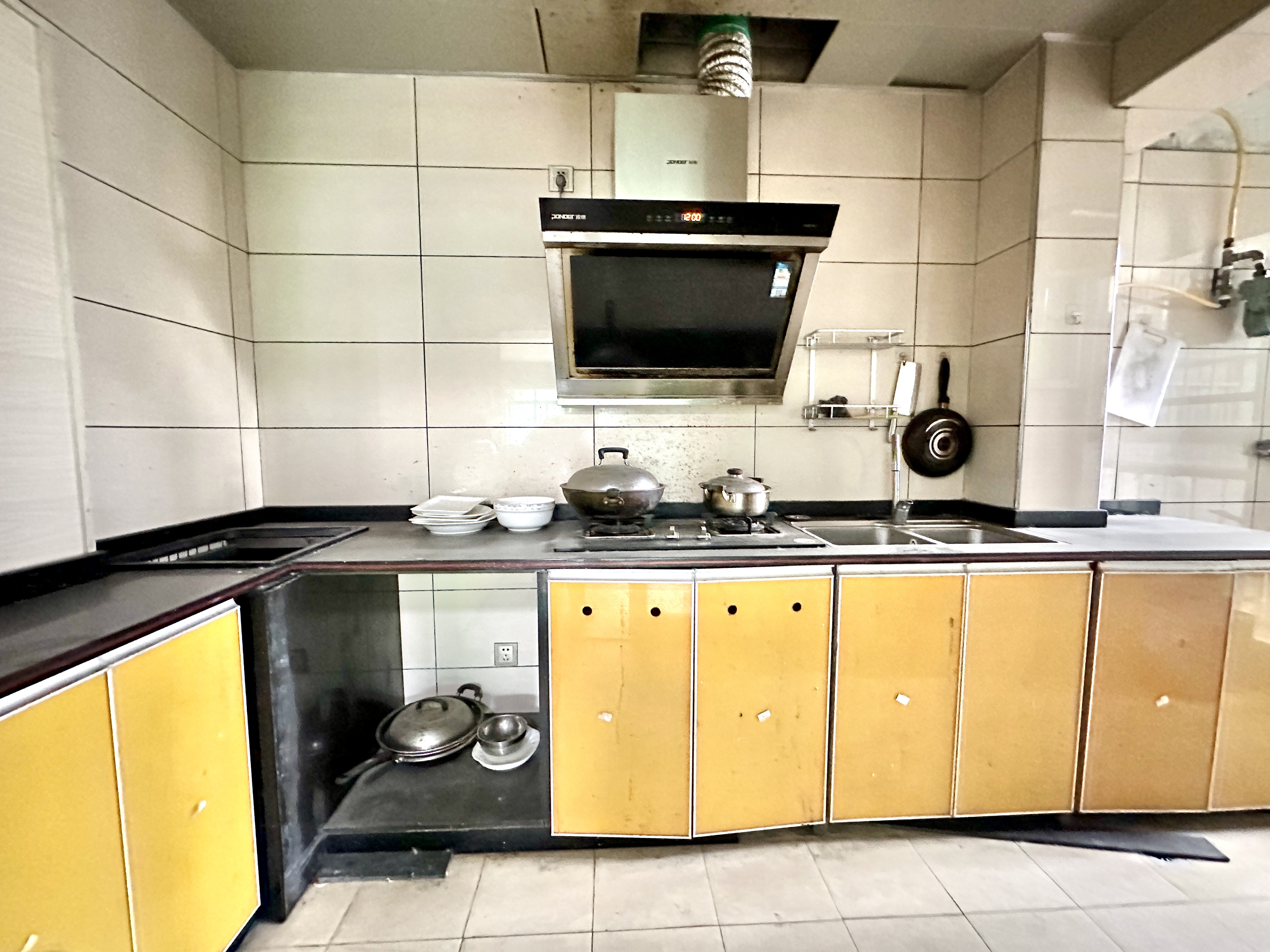 丽晶花园  3室2厅2卫    155.0万 丽晶花园  3室2厅2卫    155.0万厨房