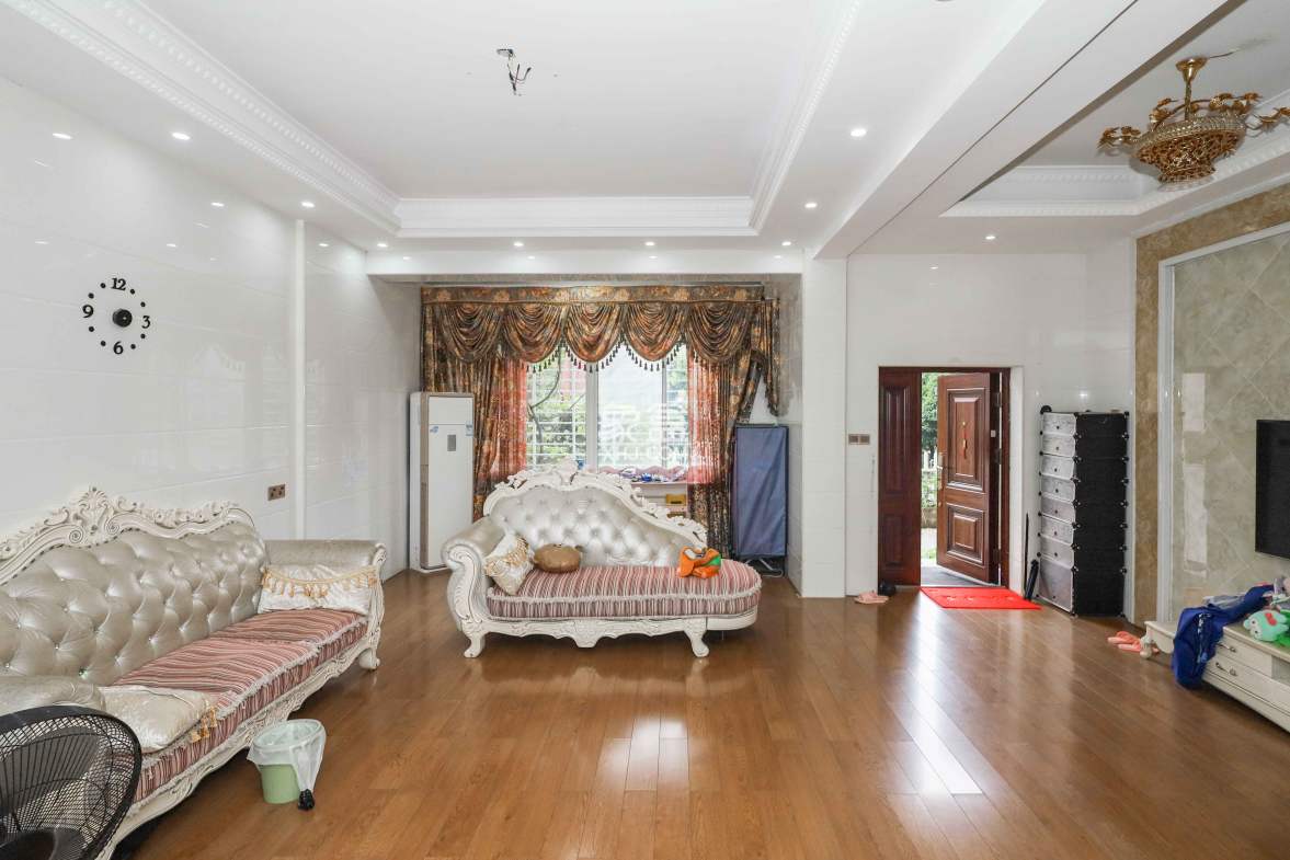 山水英伦  5室2厅2卫    338.5万 山水英伦  5室2厅2卫    338.5万客厅