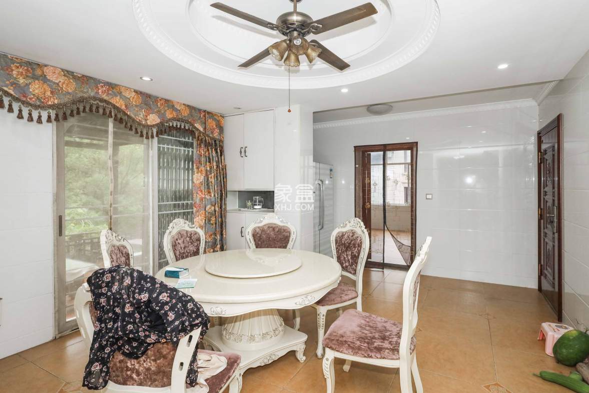 山水英伦  5室2厅2卫    338.5万 山水英伦  5室2厅2卫    338.5万客厅