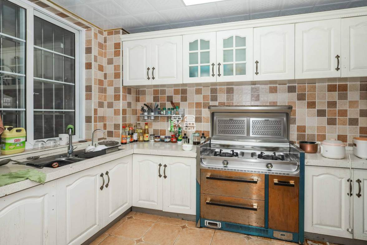 山水英伦  5室2厅2卫    338.5万 山水英伦  5室2厅2卫    338.5万厨房