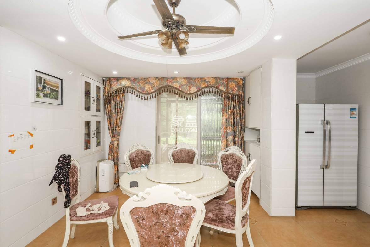 山水英伦  5室2厅2卫    338.5万 山水英伦  5室2厅2卫    338.5万客厅