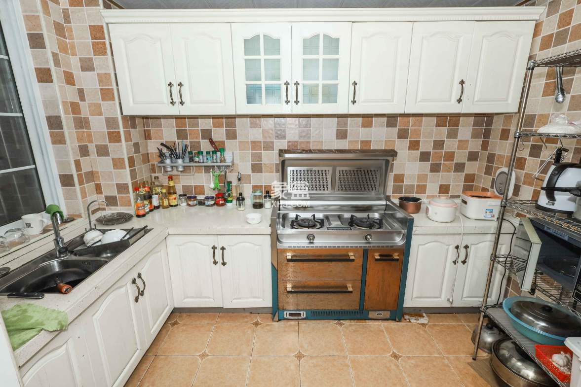 山水英伦  5室2厅2卫    338.5万 山水英伦  5室2厅2卫    338.5万厨房