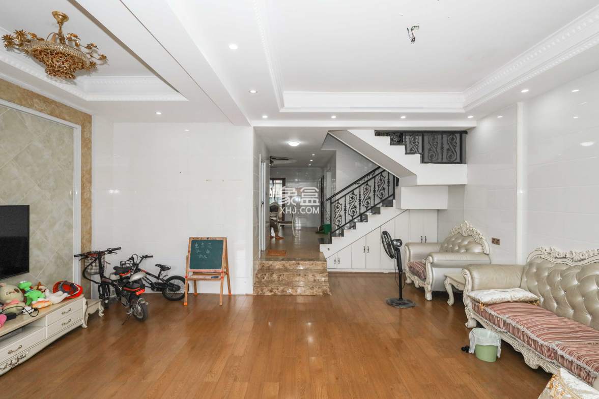 山水英伦  5室2厅2卫    338.5万 山水英伦  5室2厅2卫    338.5万客厅