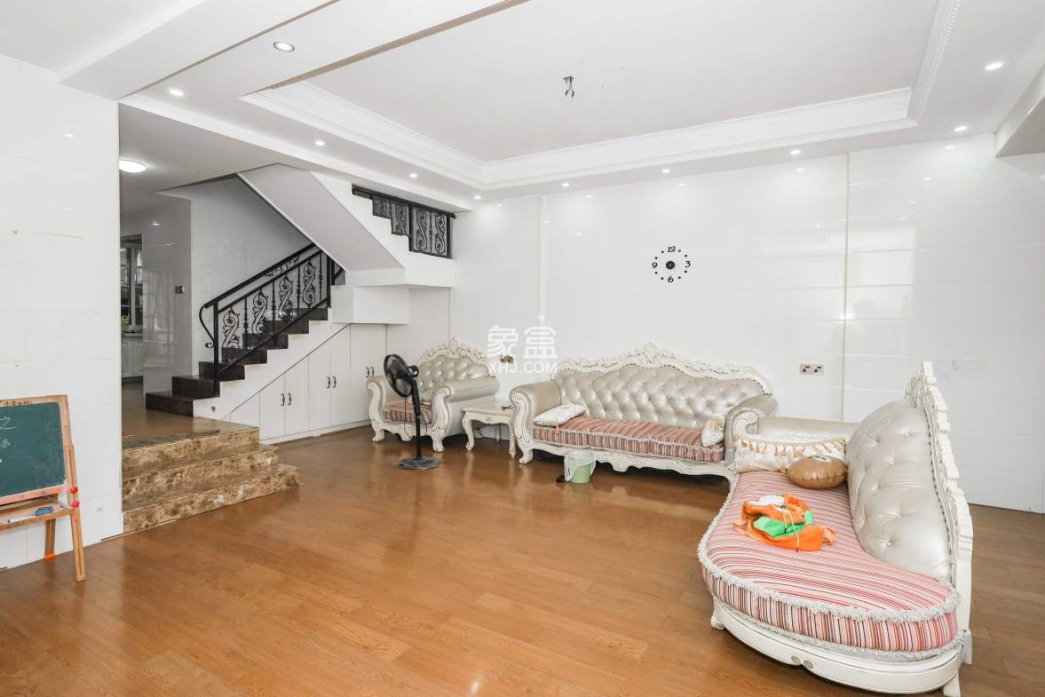 山水英伦  5室2厅2卫    338.5万 山水英伦  5室2厅2卫    338.5万客厅