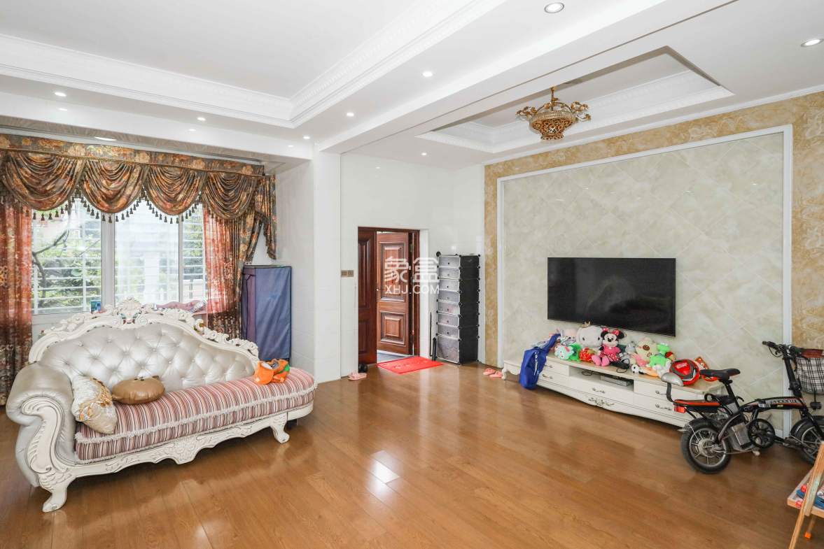 山水英伦  5室2厅2卫    338.5万 山水英伦  5室2厅2卫    338.5万客厅