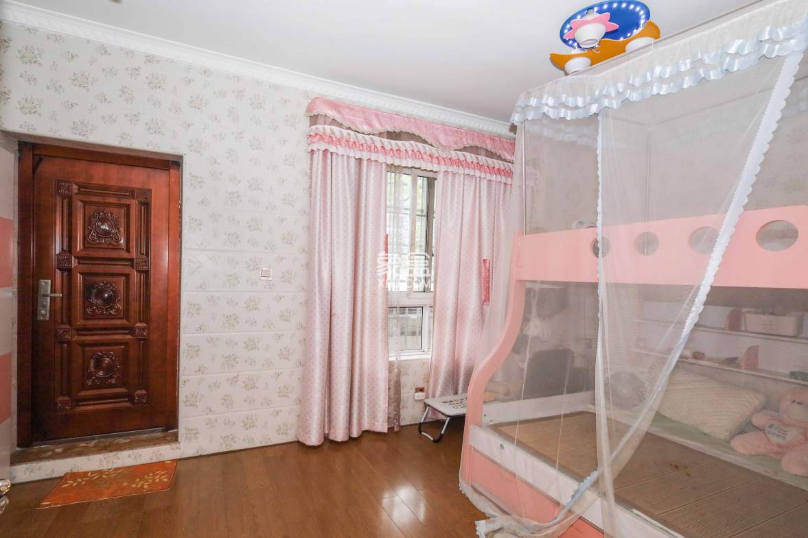 山水英伦  5室2厅2卫    338.5万 山水英伦  5室2厅2卫    338.5万卧室