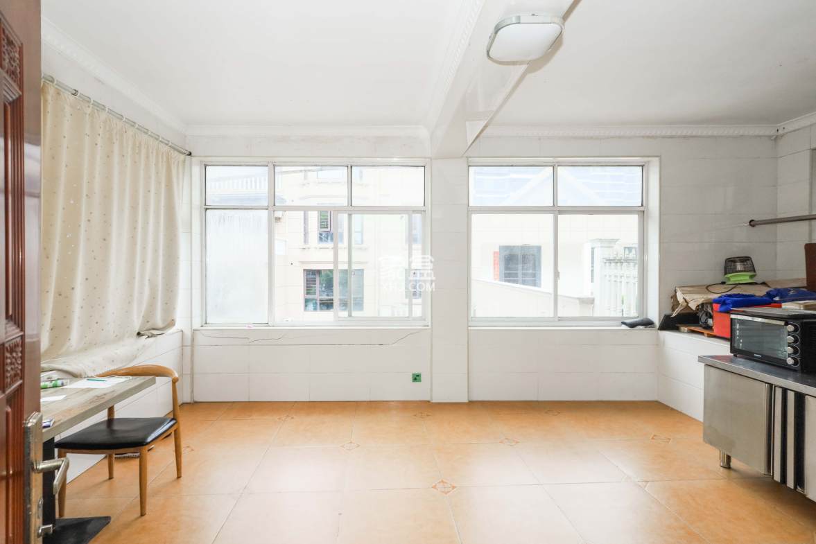 山水英伦  5室2厅2卫    338.5万 山水英伦  5室2厅2卫    338.5万卧室