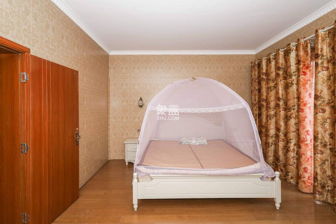 山水英伦  5室2厅2卫    338.5万 山水英伦  5室2厅2卫    338.5万卧室