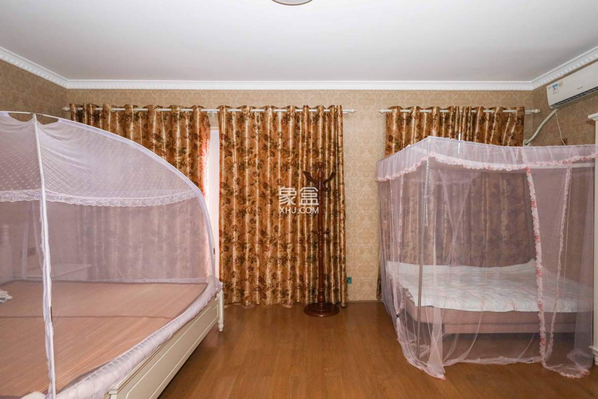 山水英伦  5室2厅2卫    338.5万 山水英伦  5室2厅2卫    338.5万卧室