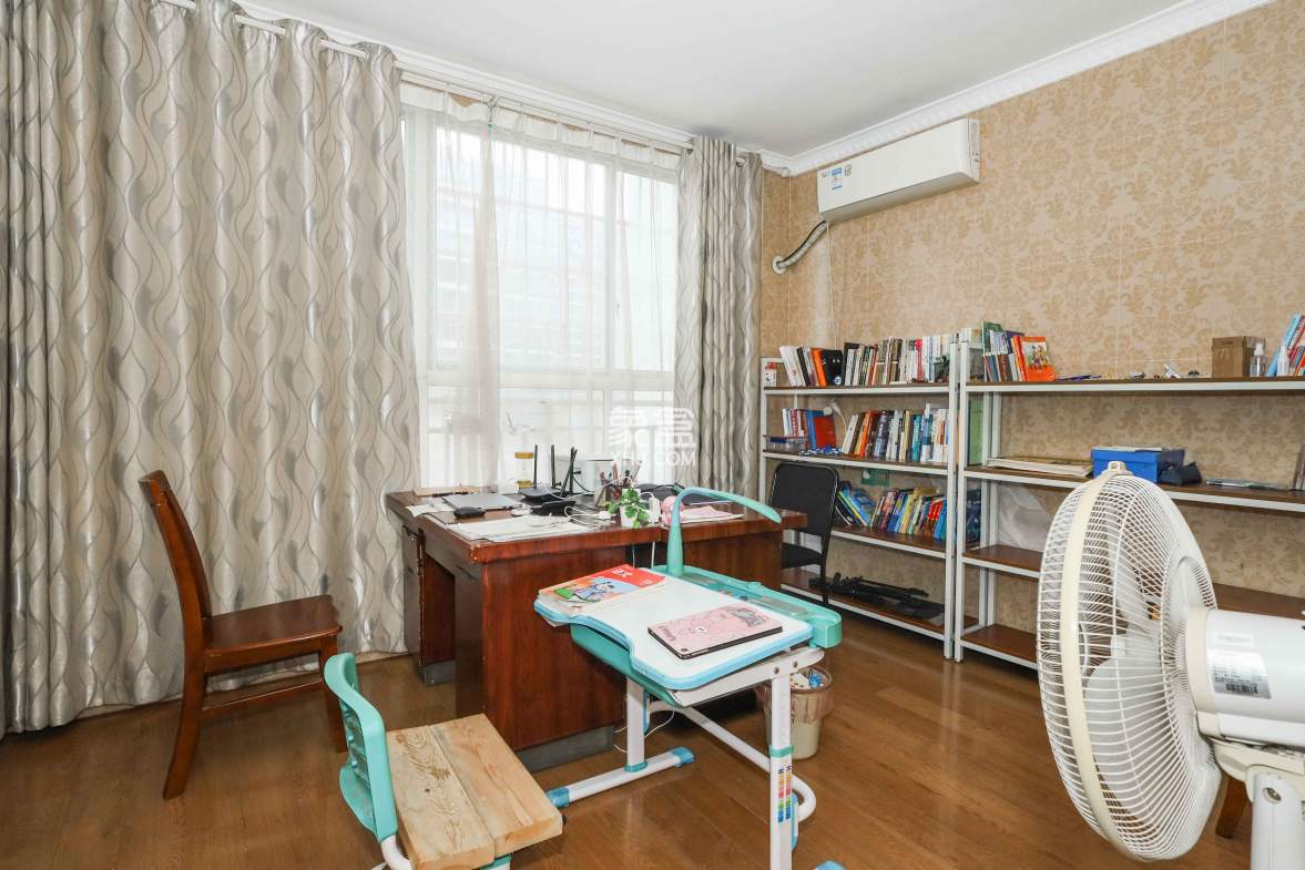 山水英伦  5室2厅2卫    338.5万 山水英伦  5室2厅2卫    338.5万卧室