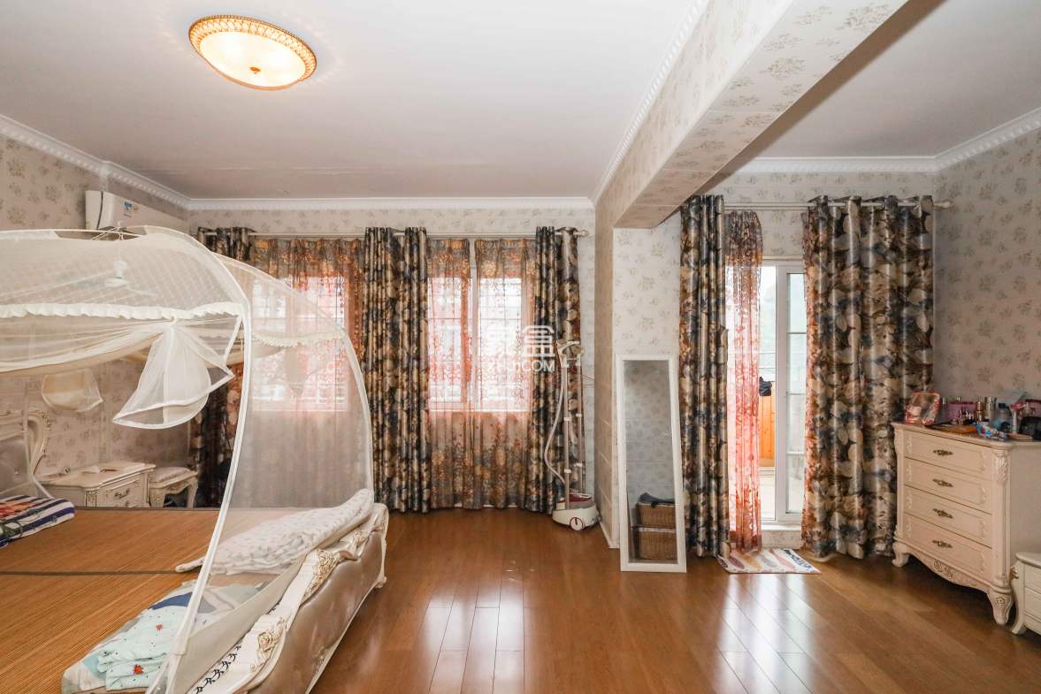 山水英伦  5室2厅2卫    338.5万 山水英伦  5室2厅2卫    338.5万卧室