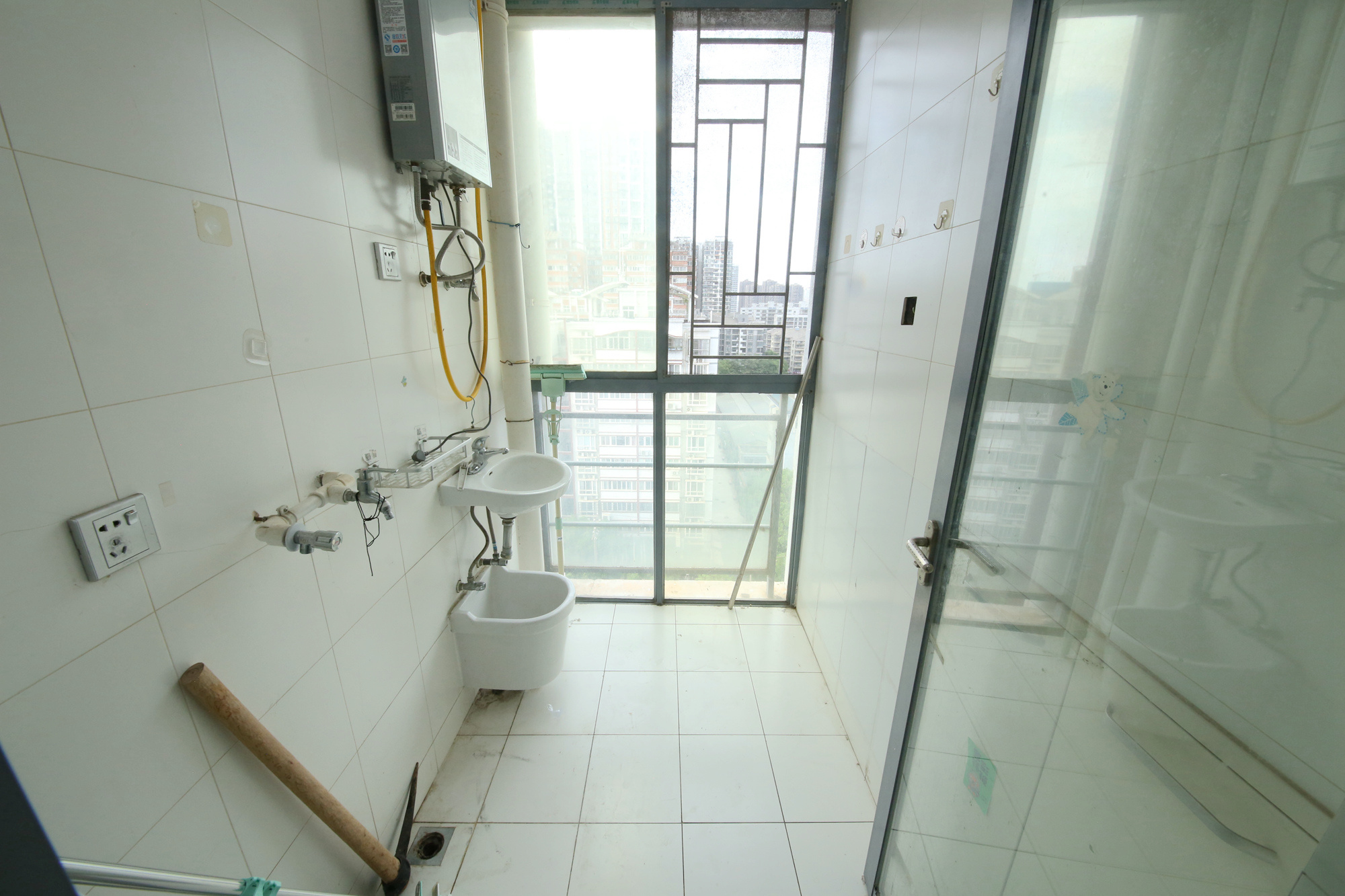 银港水晶城  3室2厅2卫   128.00万阳台