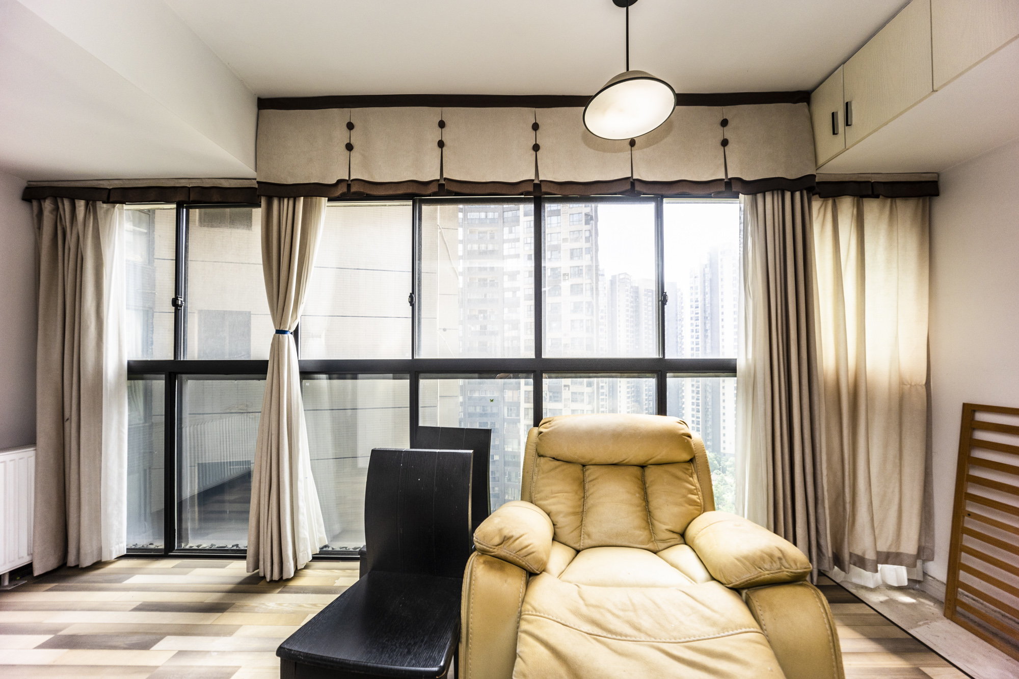 通用时代国际社区  4室2厅2卫    196.0万客厅