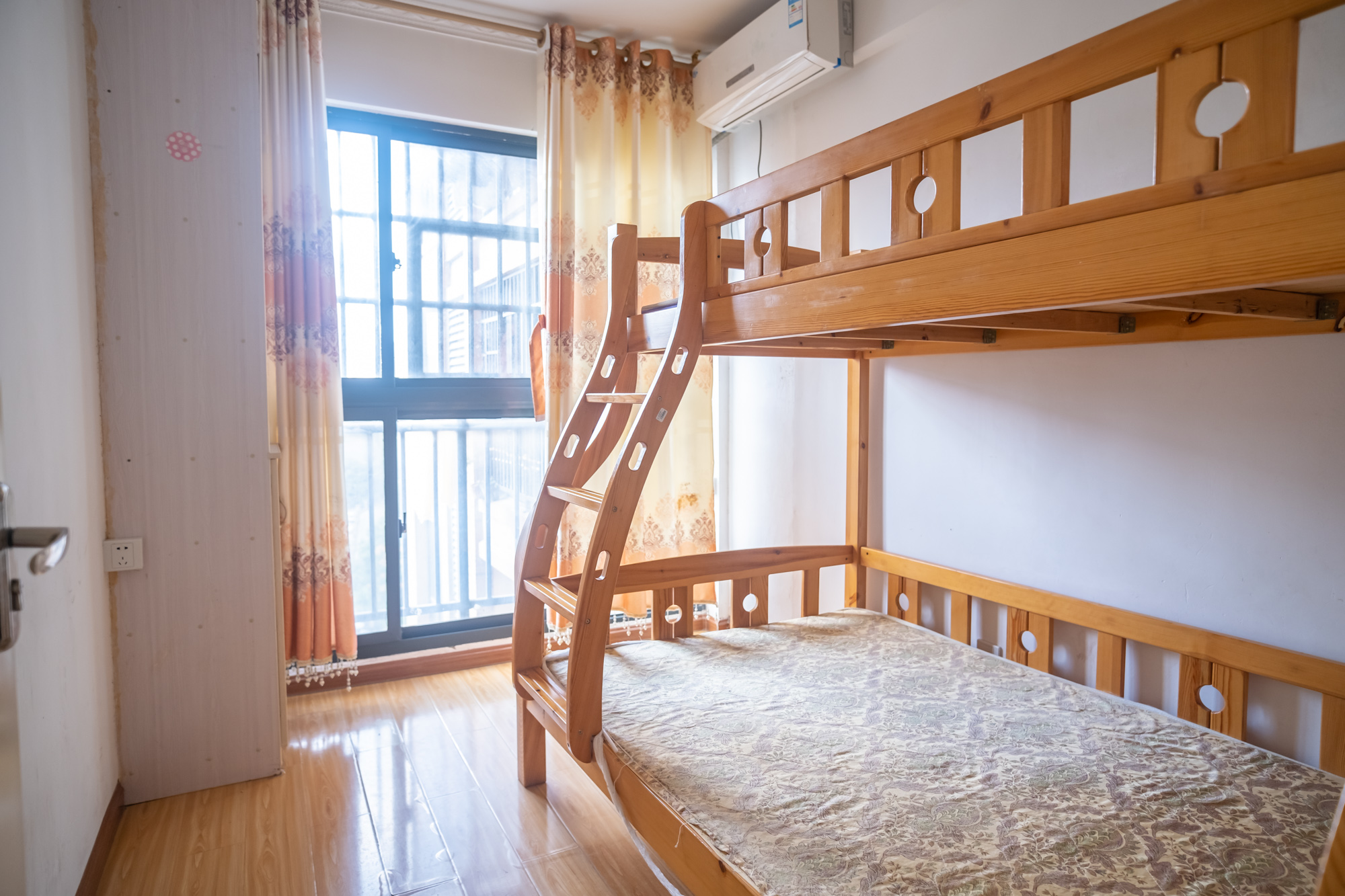 三一街区 3室2厅1卫 66.88万 三一街区 3室2厅1卫 66.88万卧室