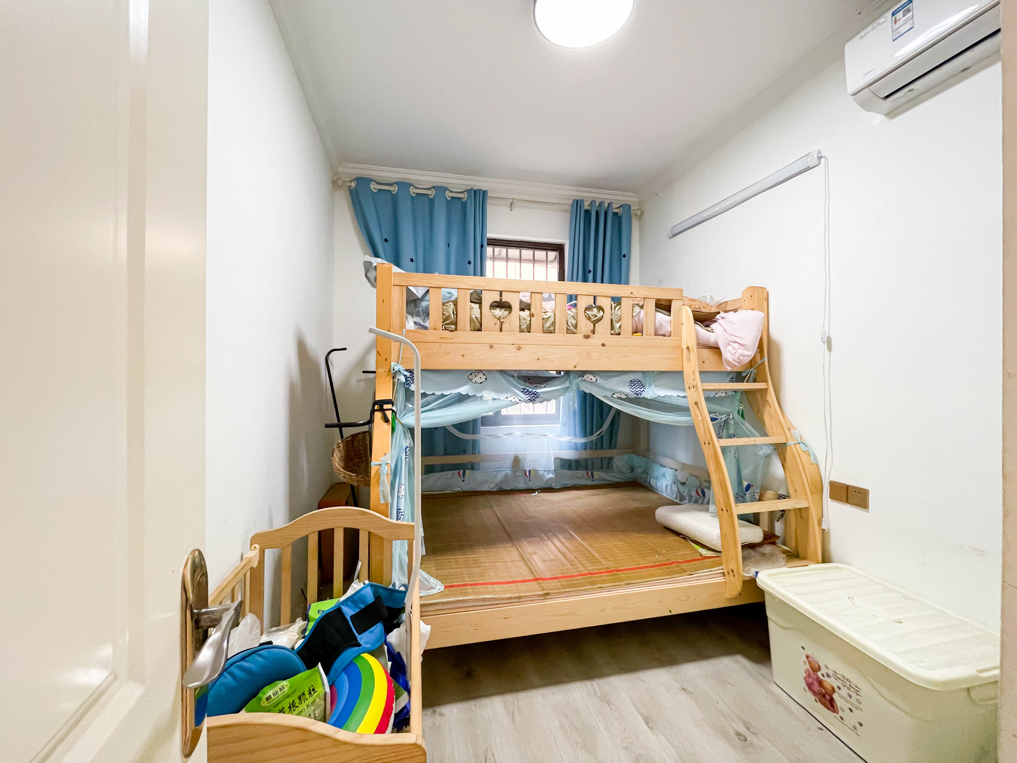 三景华御  2室2厅1卫    55.0万 三景华御  2室2厅1卫    55.0万卧室