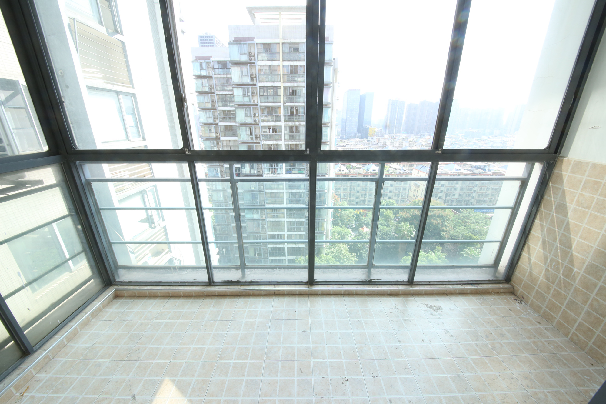 银港水晶城  3室2厅2卫   109.80万阳台