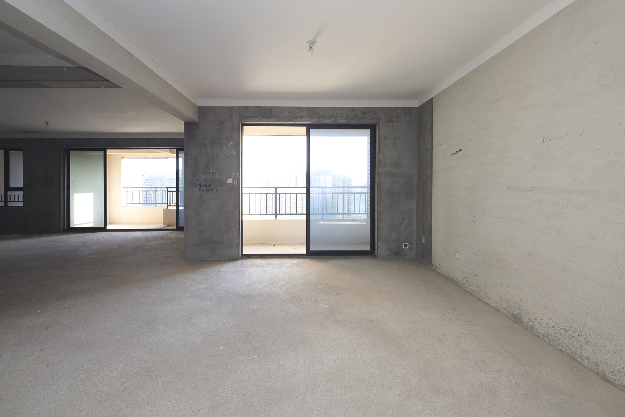 协信星澜汇 6室4厅4卫 310.0万 协信星澜汇 6室4厅4卫 310.0万客厅