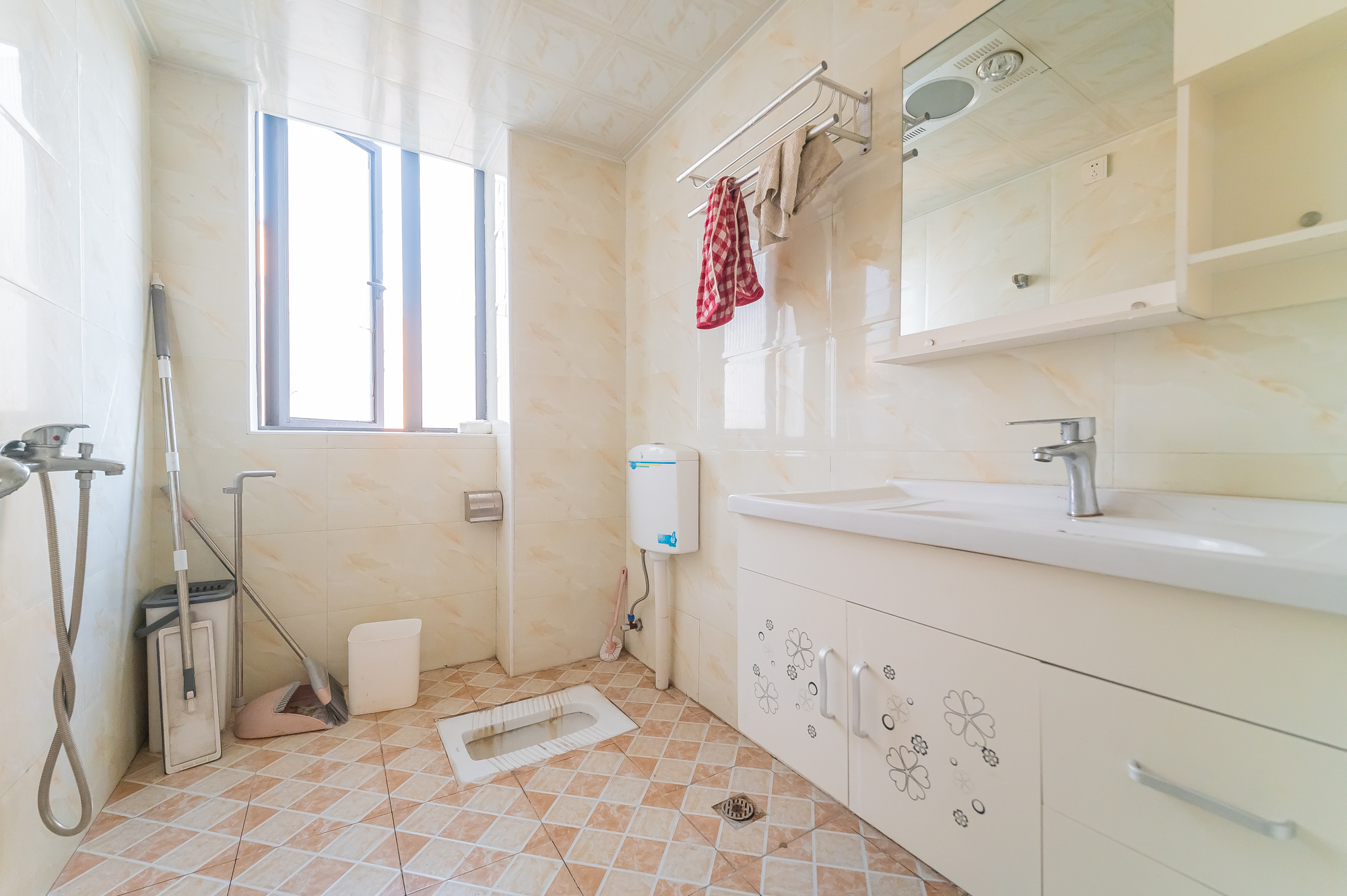 恒基凯旋门一二期  3室2厅1卫   75.00万 恒基凯旋门一二期  3室2厅1卫   75.00万卫生间