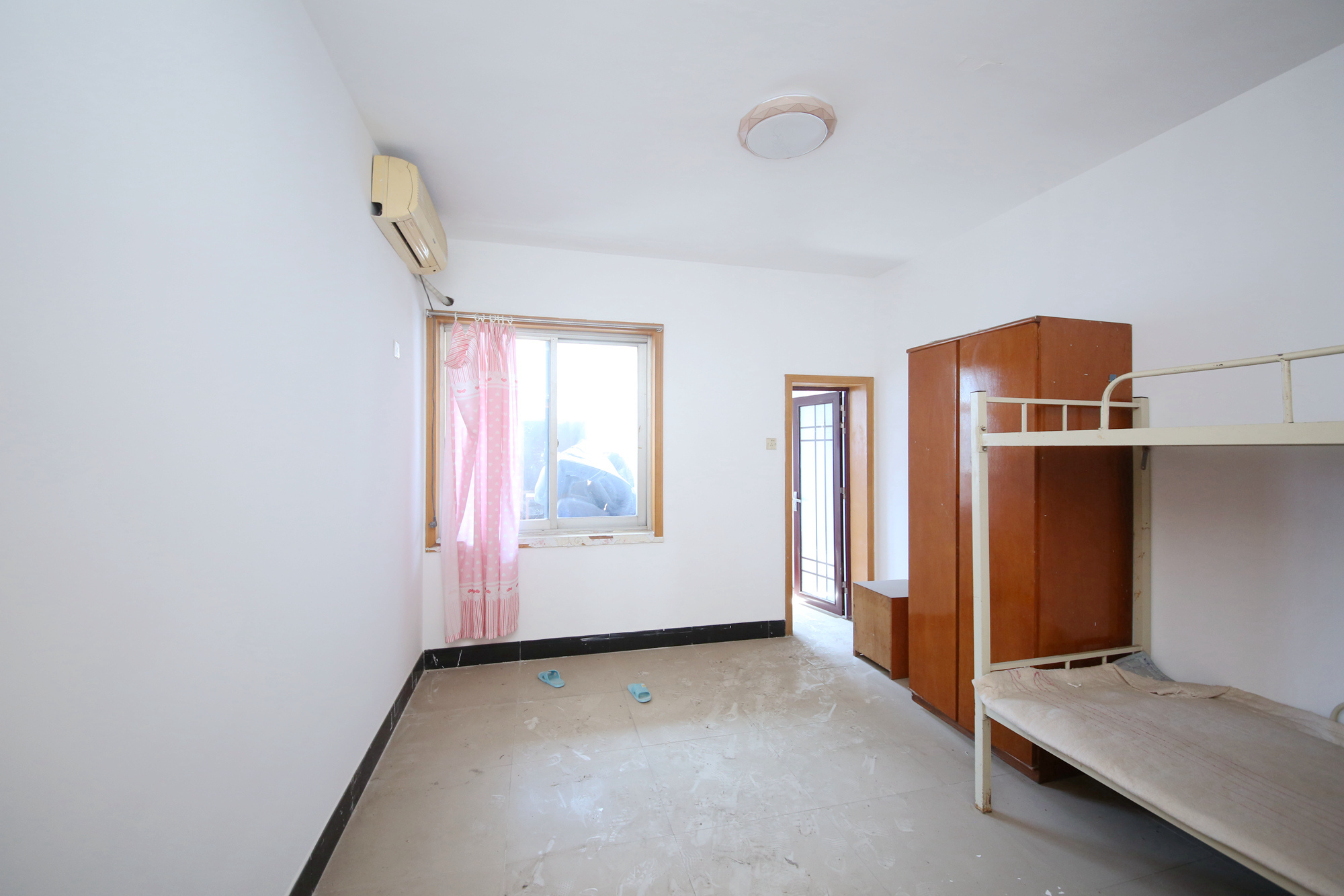 安泰新村  3室2厅2卫    52.0万卧室