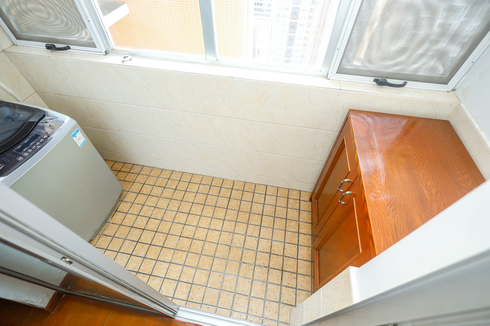 恒广国际景园一二区  3室2厅2卫    122.8万 恒广国际景园一二区  3室2厅2卫    122.8万阳台