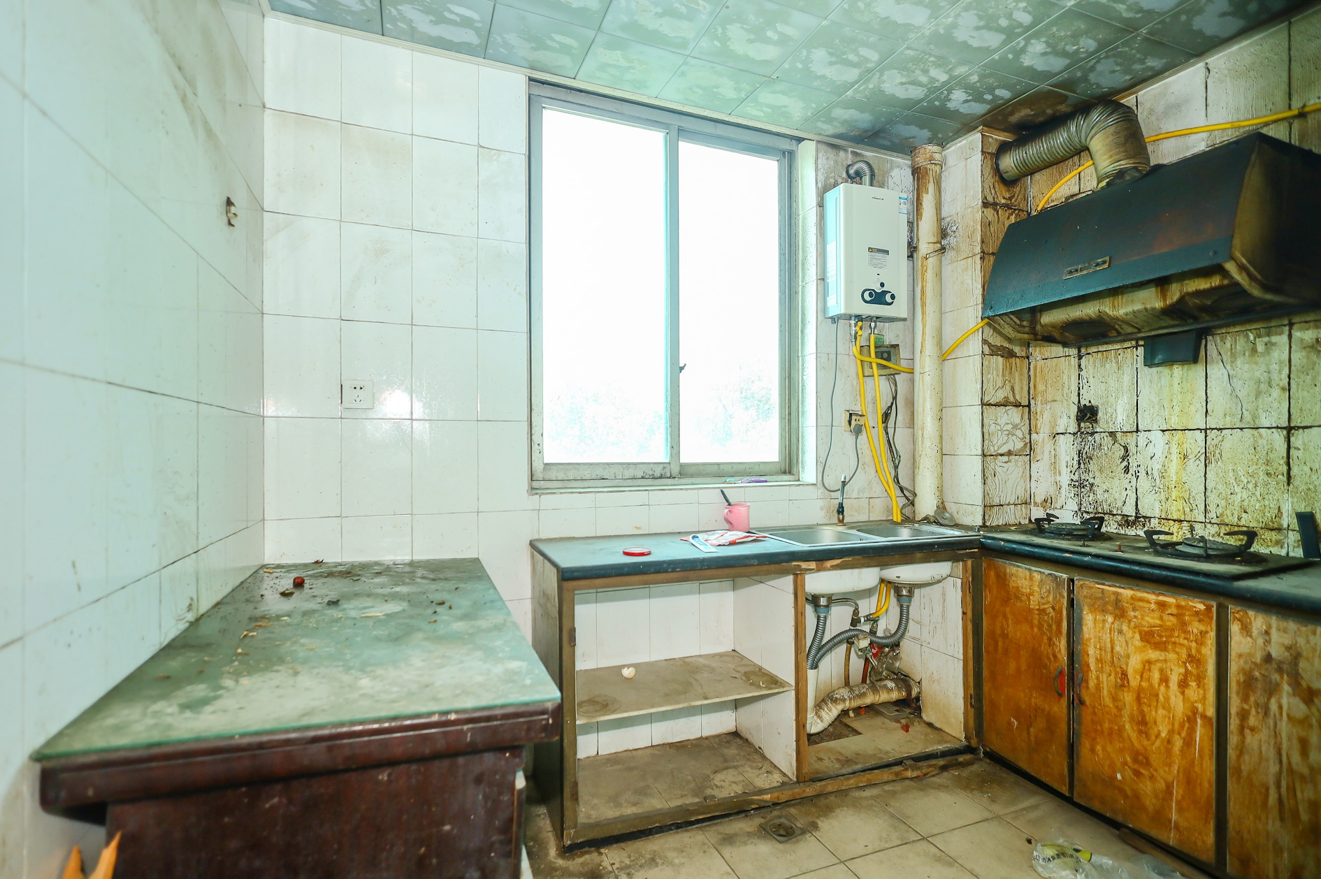 中南汽车世界 4室2厅2卫 42.8万 中南汽车世界 4室2厅2卫 42.8万厨房