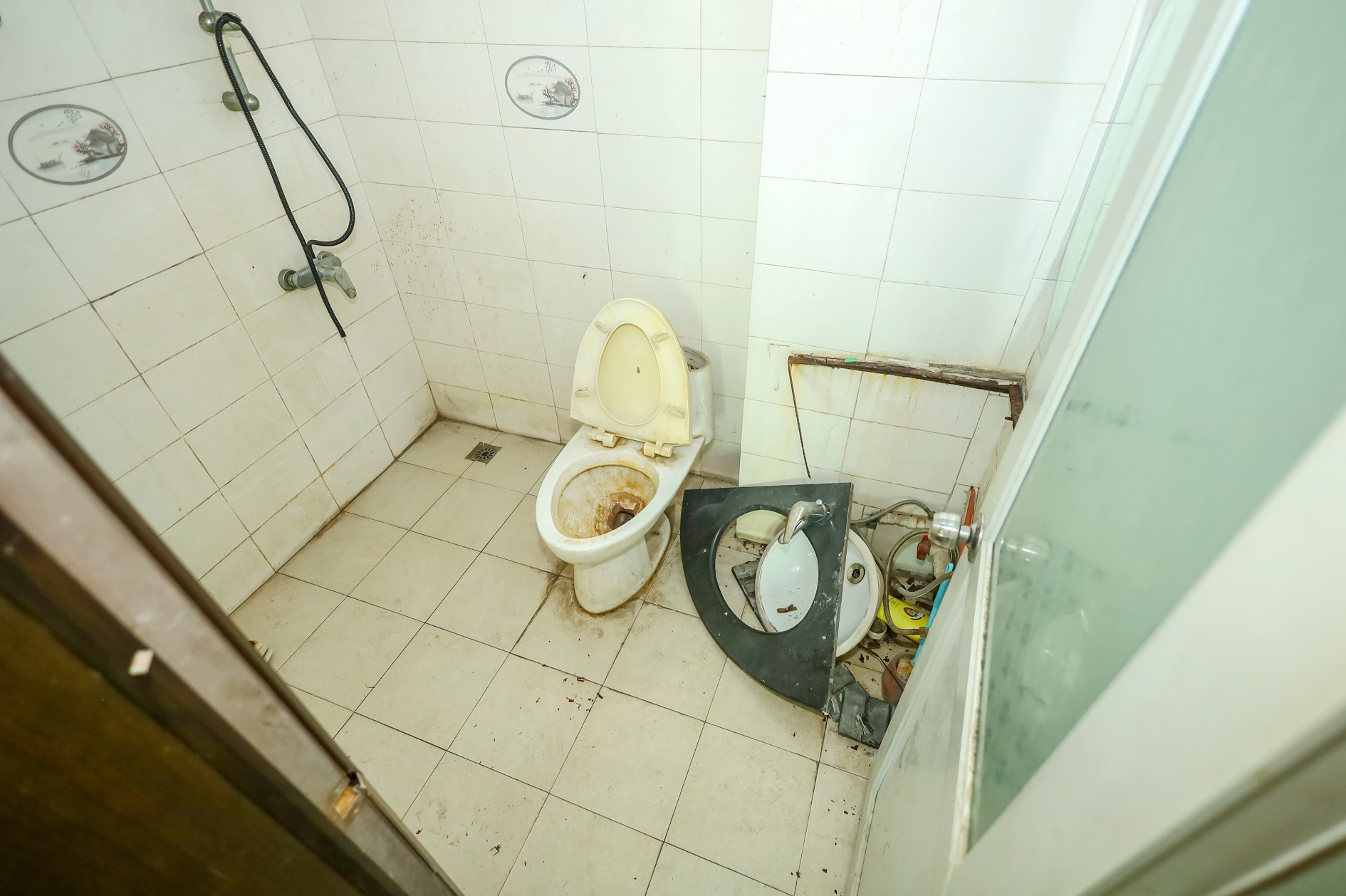 中南汽车世界 4室2厅2卫 42.8万 中南汽车世界 4室2厅2卫 42.8万卫生间