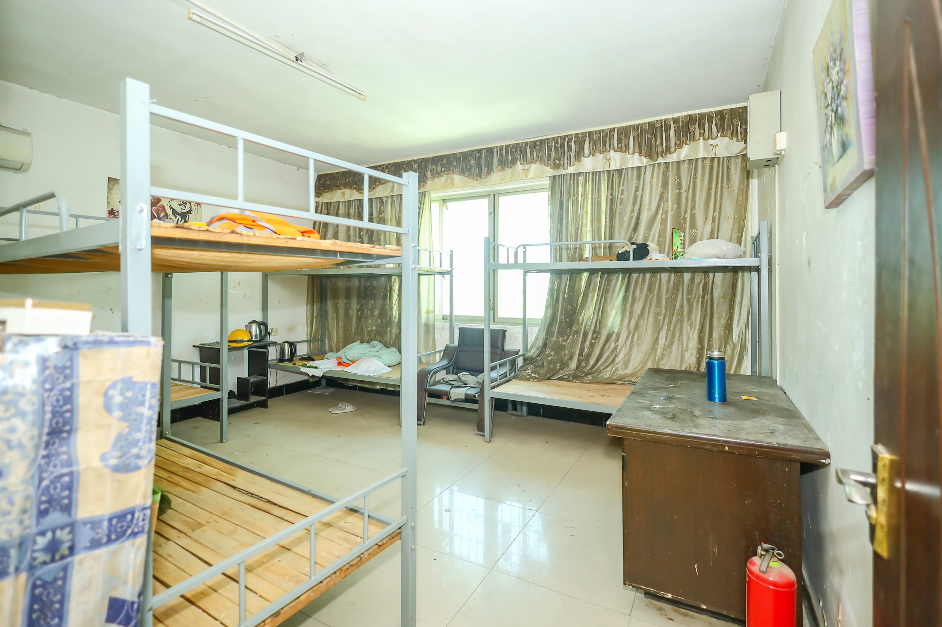 中南汽车世界 4室2厅2卫 42.8万 中南汽车世界 4室2厅2卫 42.8万客厅