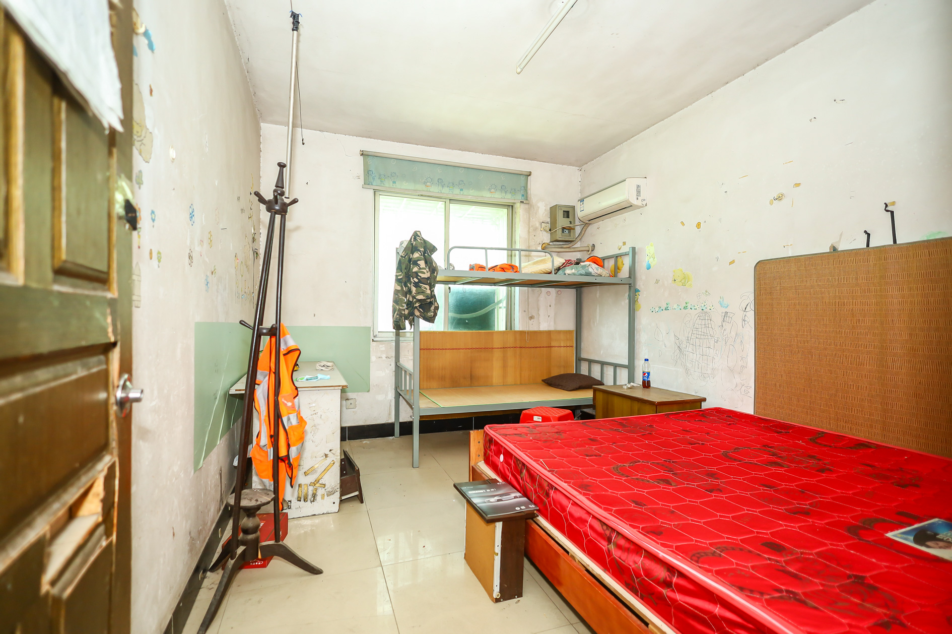 中南汽车世界 4室2厅2卫 42.8万 中南汽车世界 4室2厅2卫 42.8万卧室