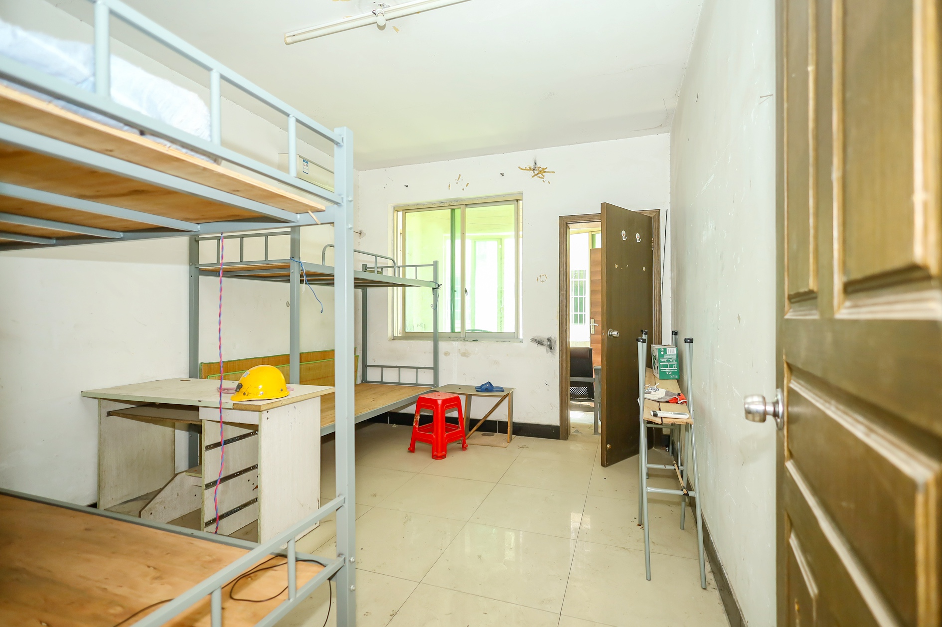 中南汽车世界 4室2厅2卫 42.8万 中南汽车世界 4室2厅2卫 42.8万卧室