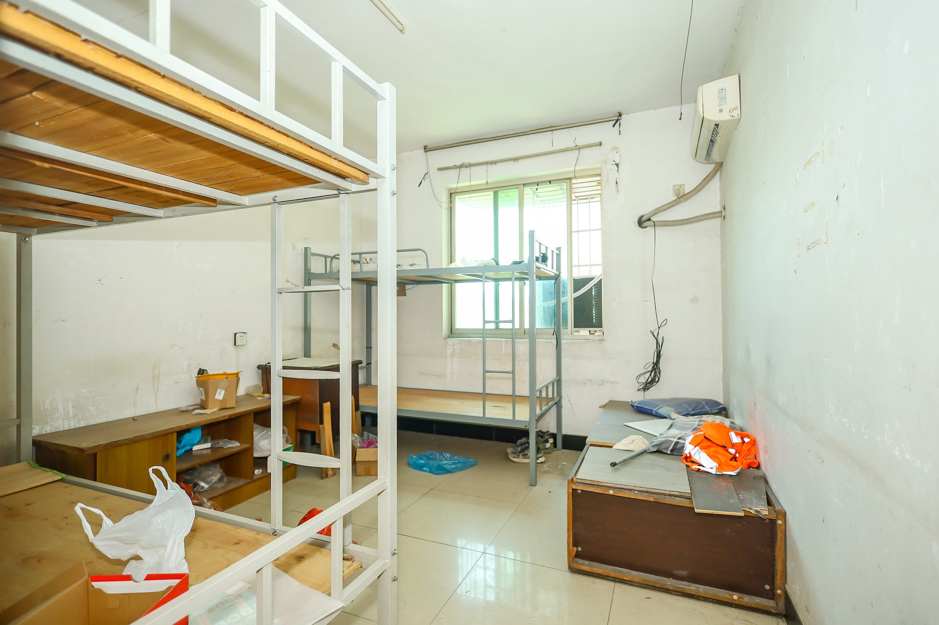 中南汽车世界 4室2厅2卫 42.8万 中南汽车世界 4室2厅2卫 42.8万卧室