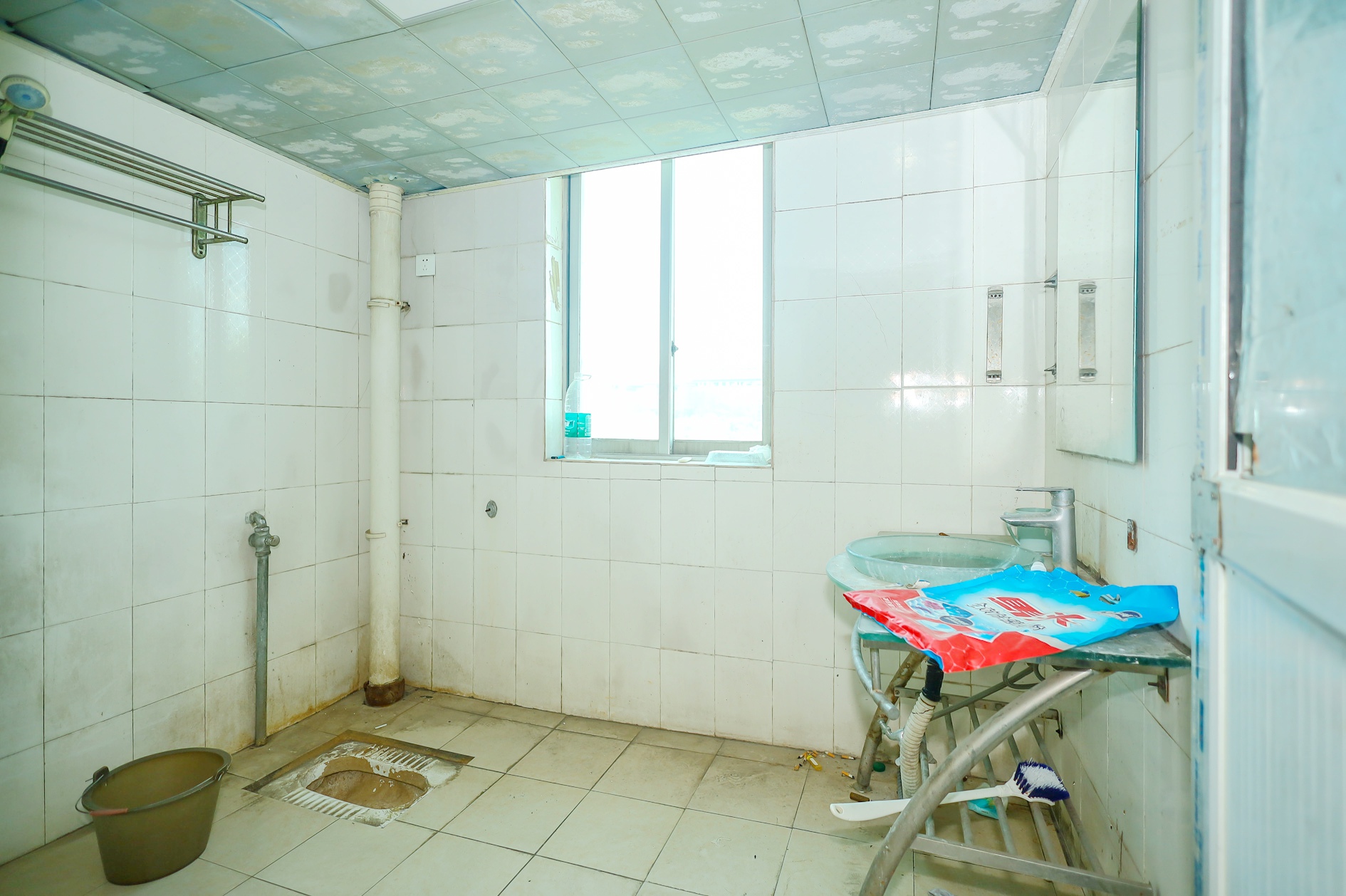 中南汽车世界 4室2厅2卫 42.8万 中南汽车世界 4室2厅2卫 42.8万卫生间