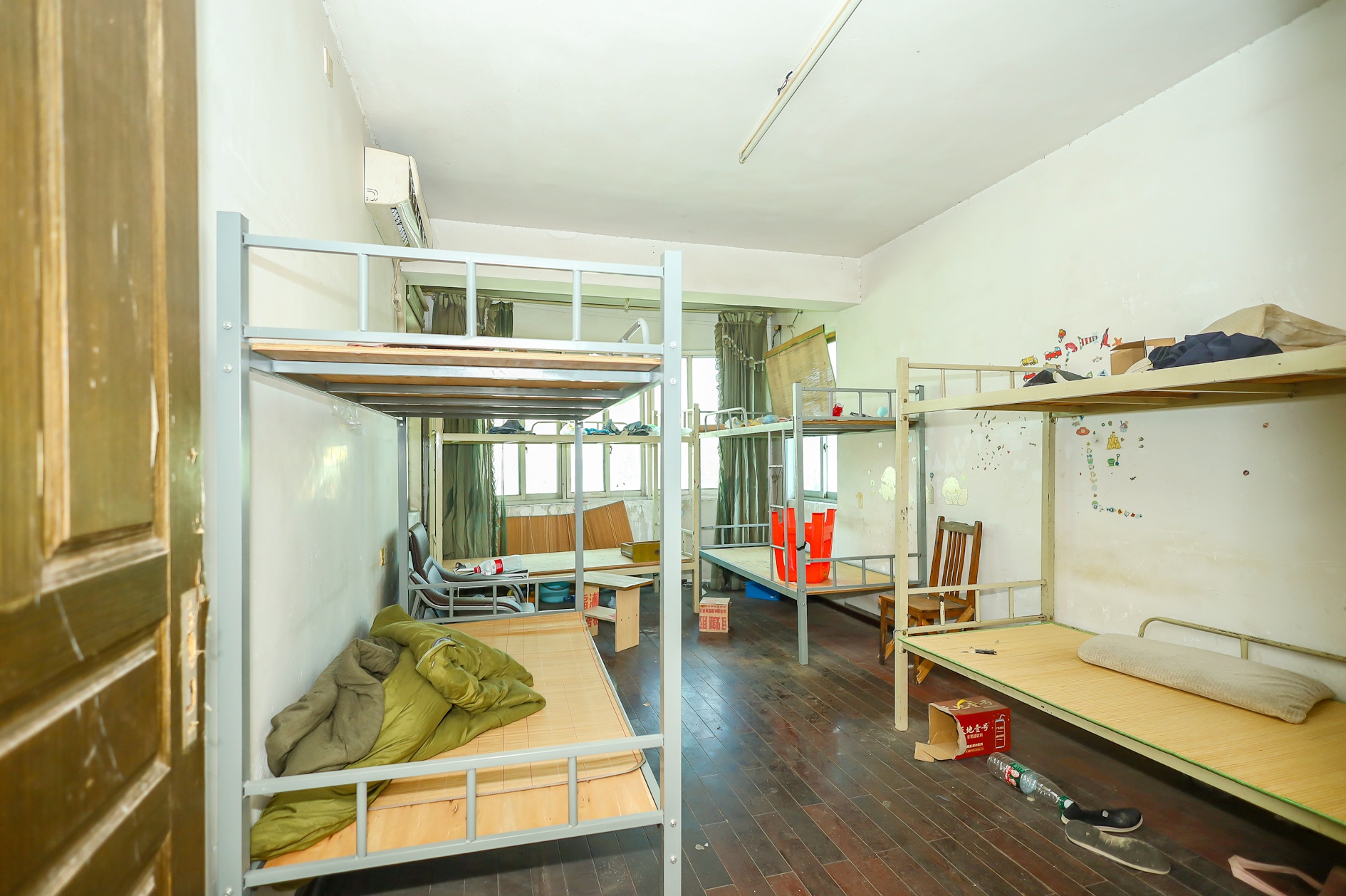 中南汽车世界 4室2厅2卫 42.8万 中南汽车世界 4室2厅2卫 42.8万卧室