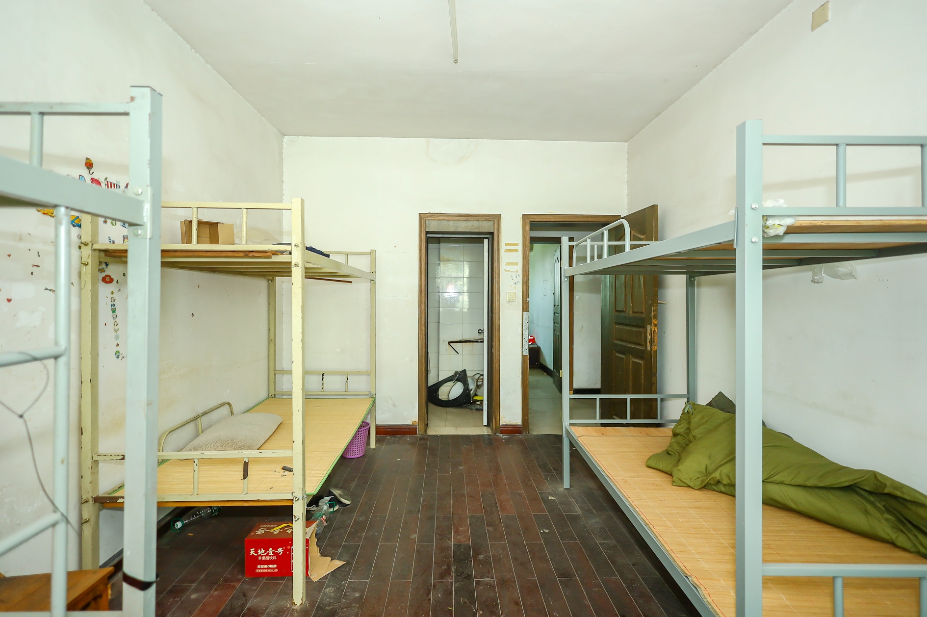 中南汽车世界 4室2厅2卫 42.8万 中南汽车世界 4室2厅2卫 42.8万卧室