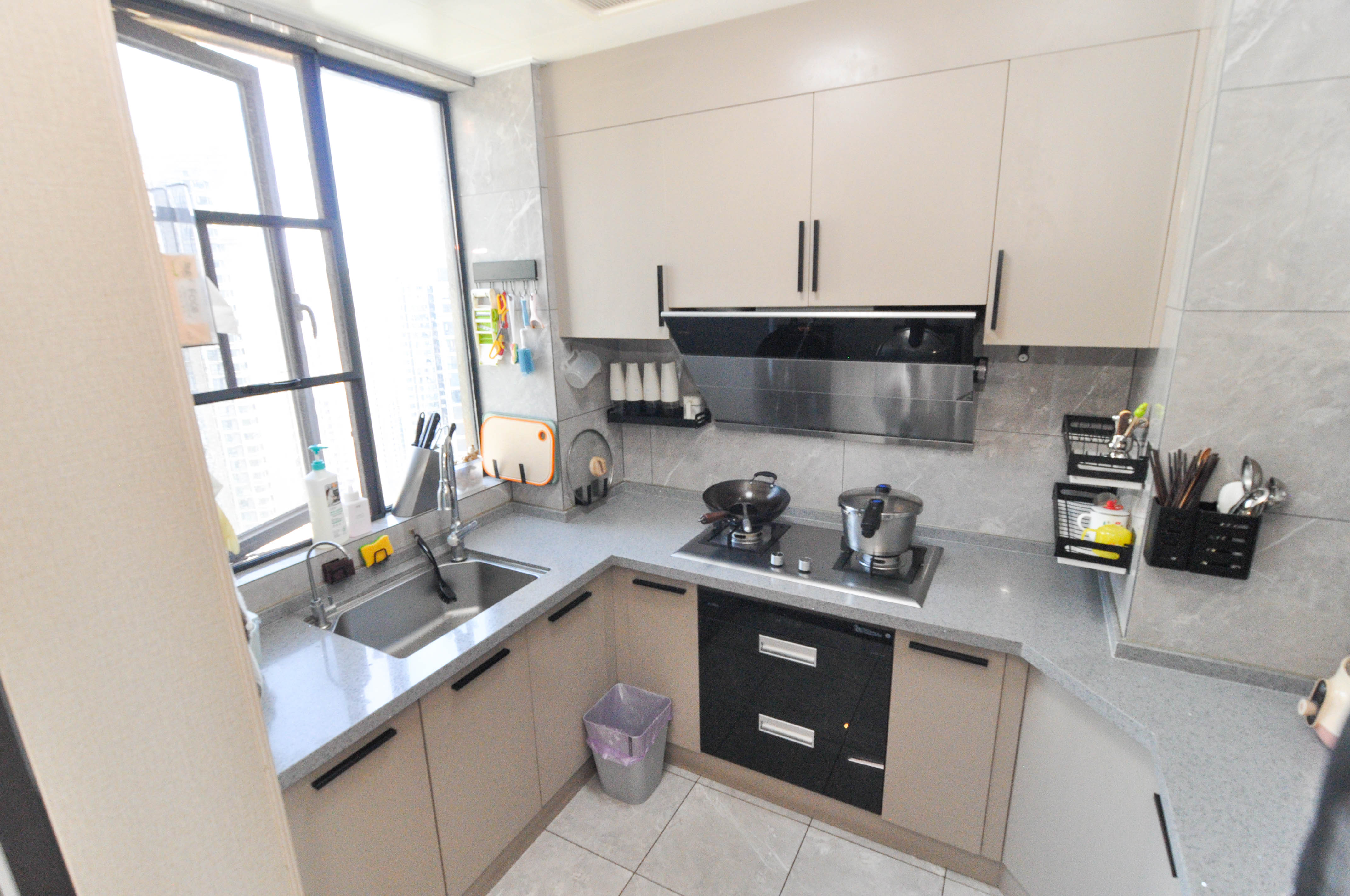 中建梅溪湖中心  4室2厅2卫    350.0万 中建梅溪湖中心  4室2厅2卫    350.0万厨房