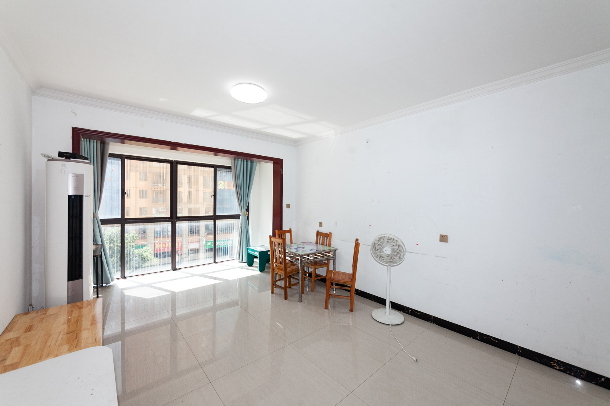 乾源国际 3室2厅2卫 73.0万 乾源国际 3室2厅2卫 73.0万客厅